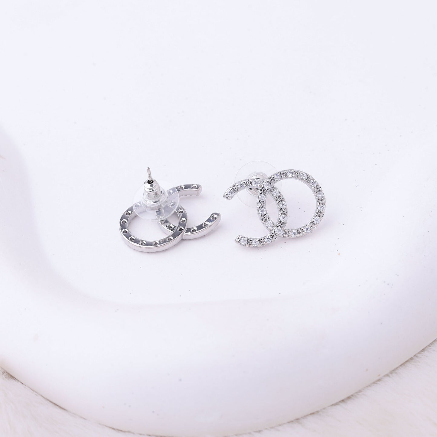 طقم شانيل – قطعتين بزركون ناعم فضي ✨💎