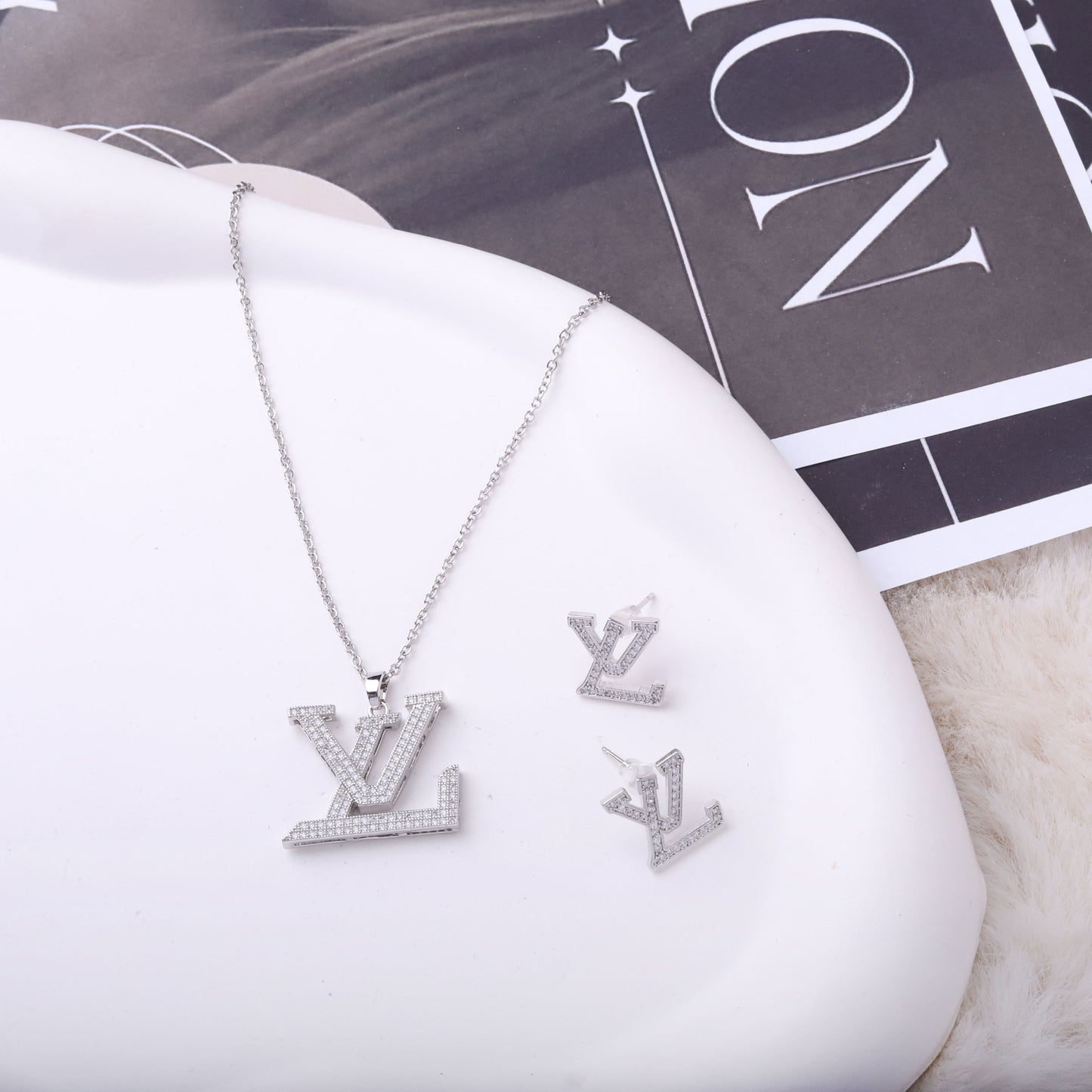 ✨ طقم لويس فيتون LV – فخم بزركون فضي ✨