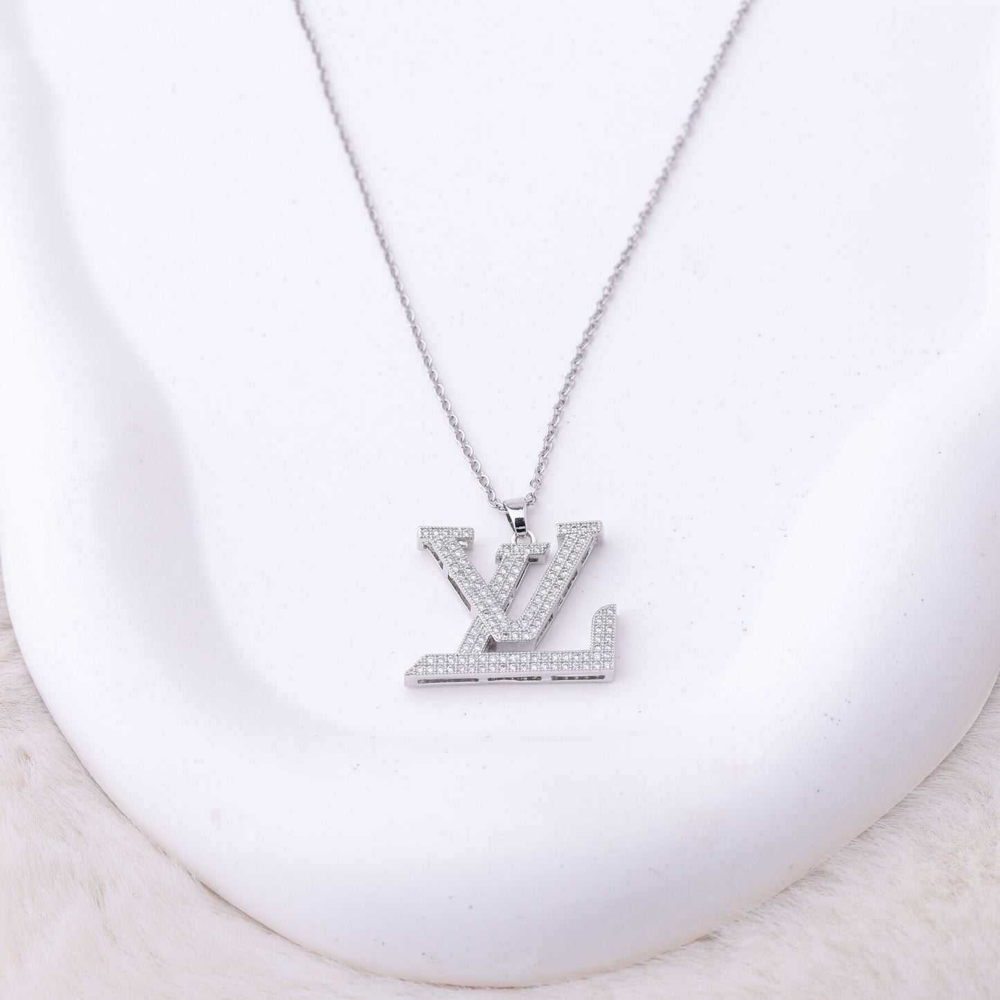 ✨ طقم لويس فيتون LV – فخم بزركون فضي ✨