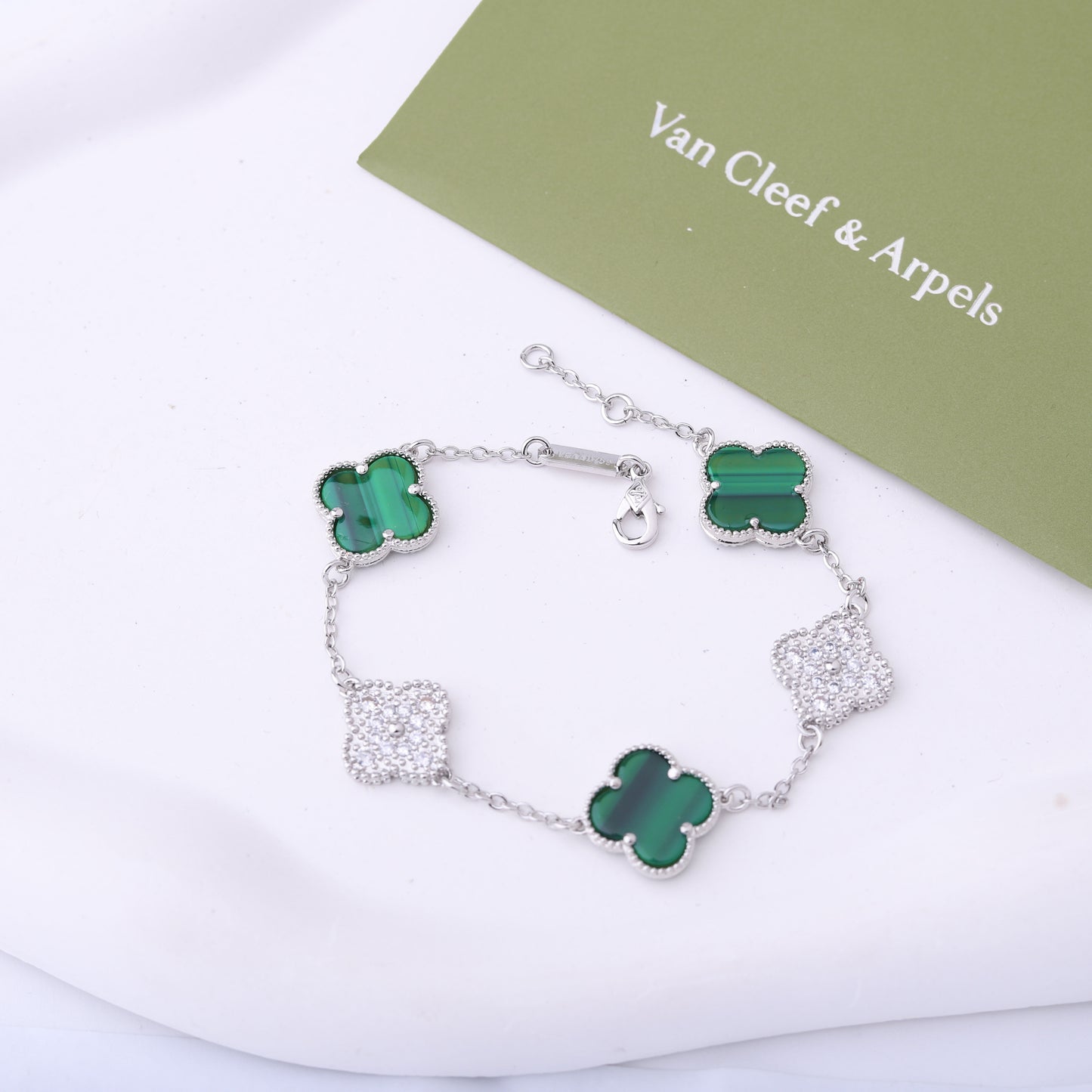 ✨ أسوارة فان كليف زركون فضي وأخضر - (مُختم) ✨