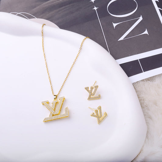 ✨ طقم لويس فيتون LV – فخم بزركون ذهبي ✨