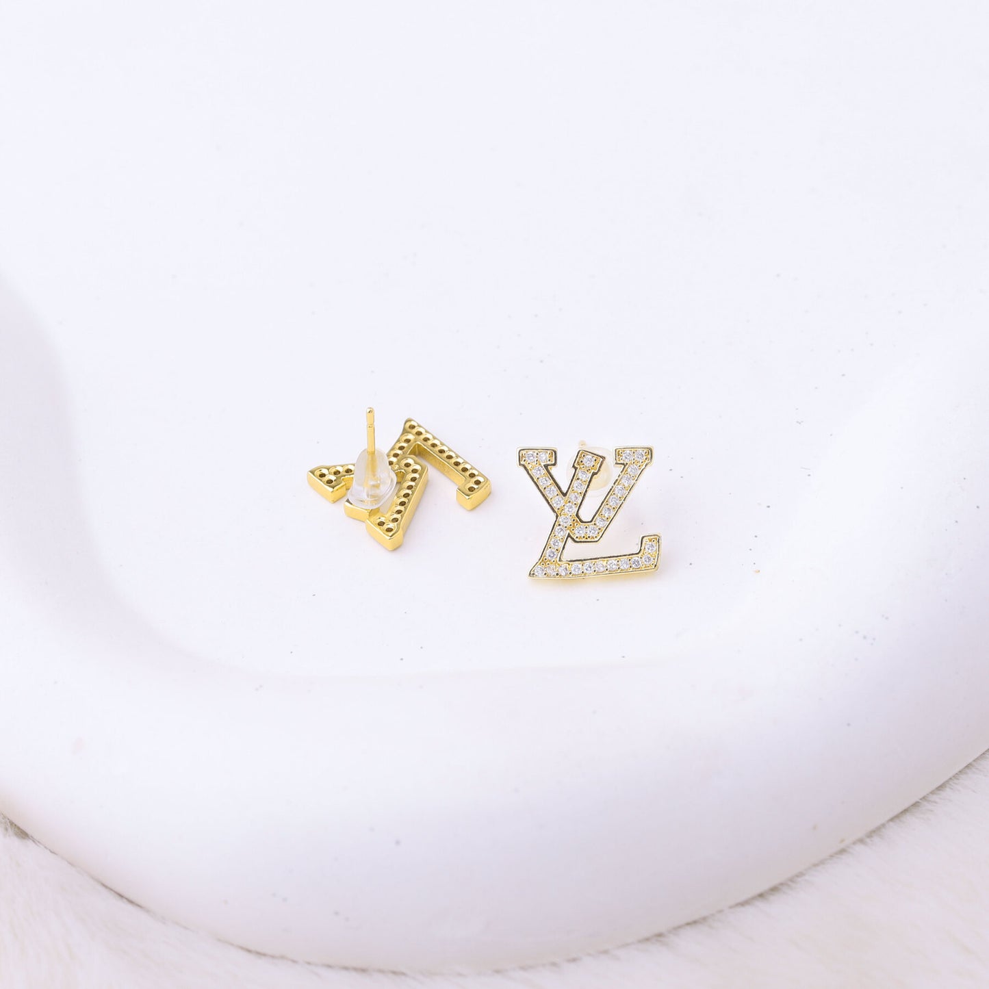 ✨ طقم لويس فيتون LV – فخم بزركون ذهبي ✨