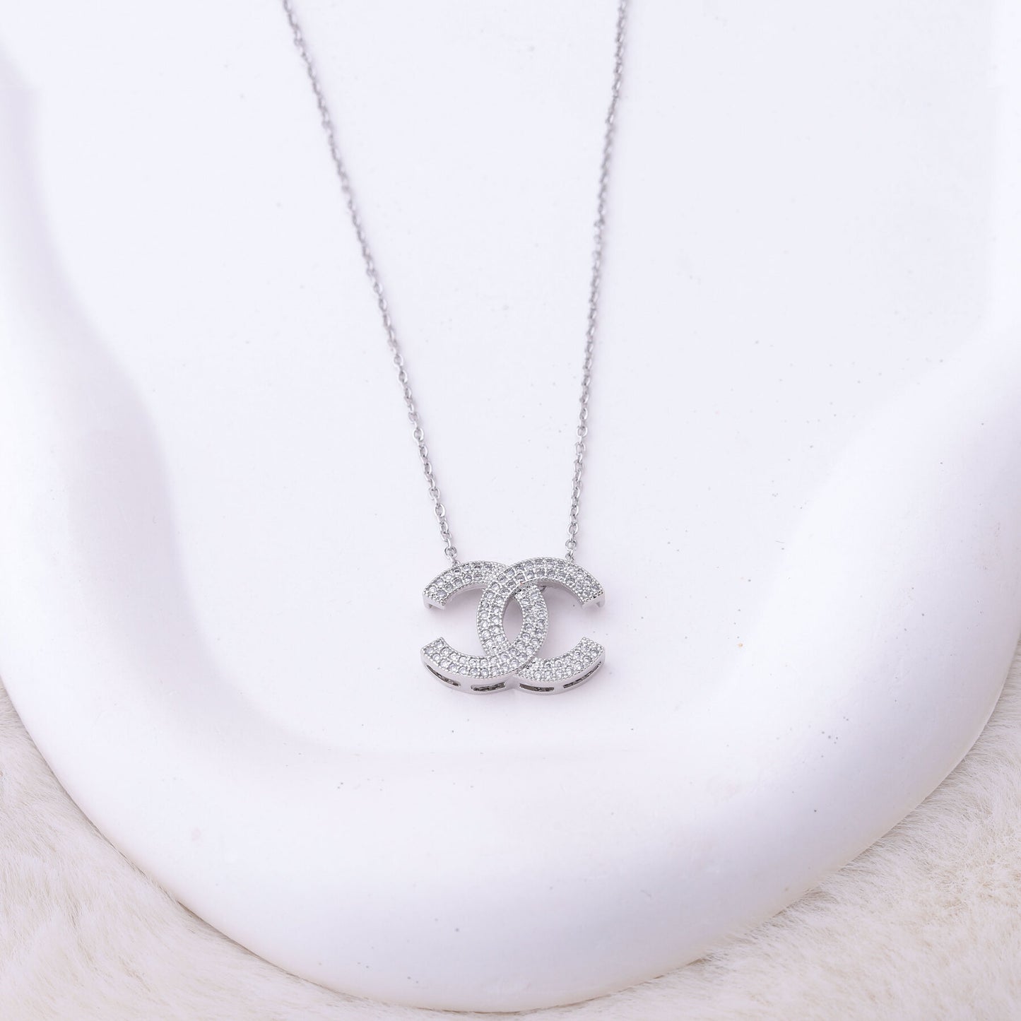 طقم شانيل – فضي ناعم مع لمسات زركون ✨