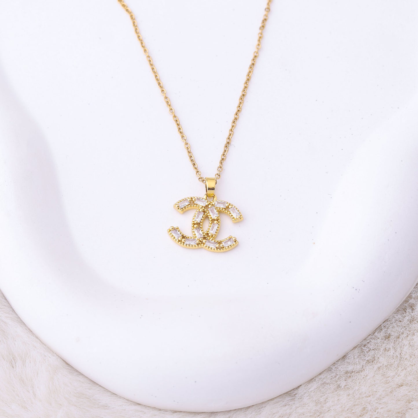 طقم شانيل – قطعتين ناعم ذهبي ✨💛