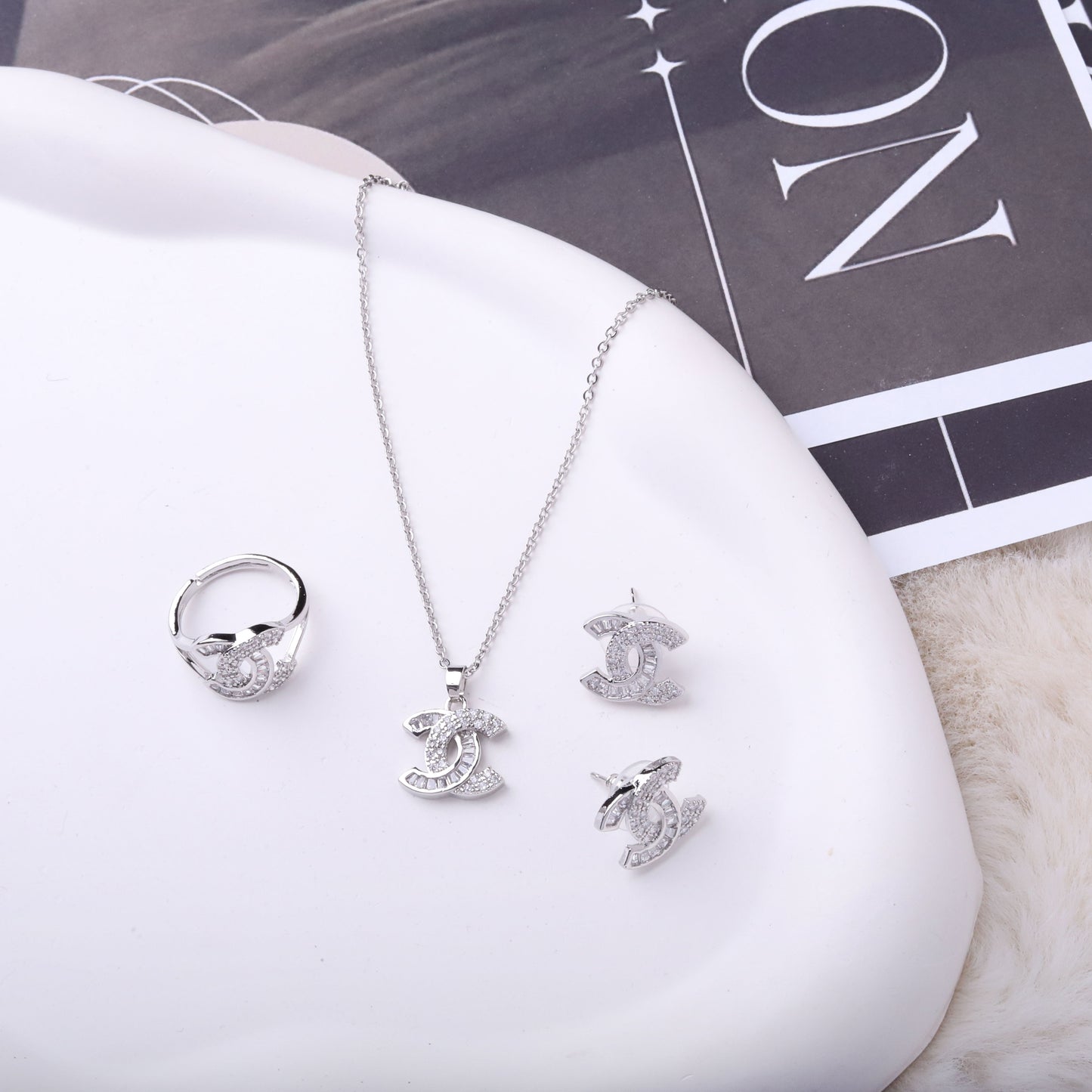 طقم شانيل – 3 قطع فل زركون ذهبي ✨💛