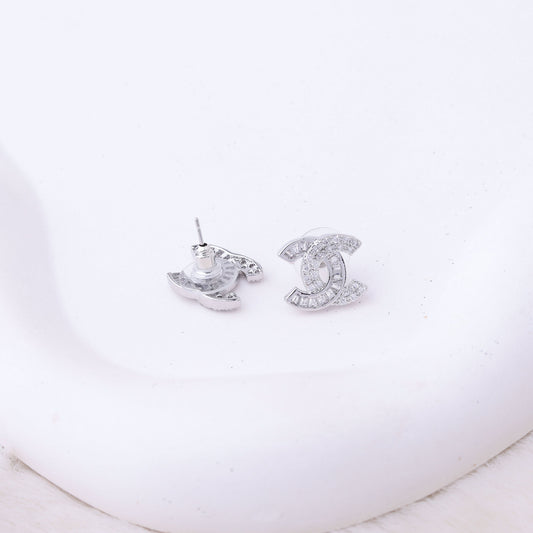 طقم شانيل – 3 قطع فل زركون ذهبي ✨💛