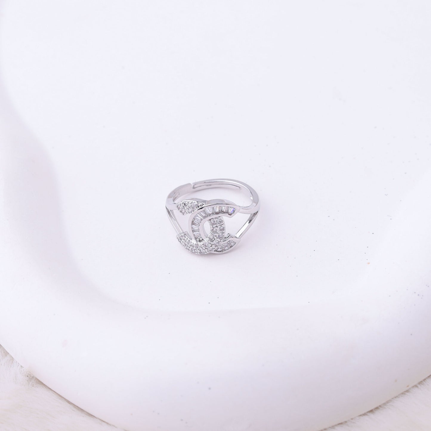 طقم شانيل – 3 قطع فل زركون ذهبي ✨💛