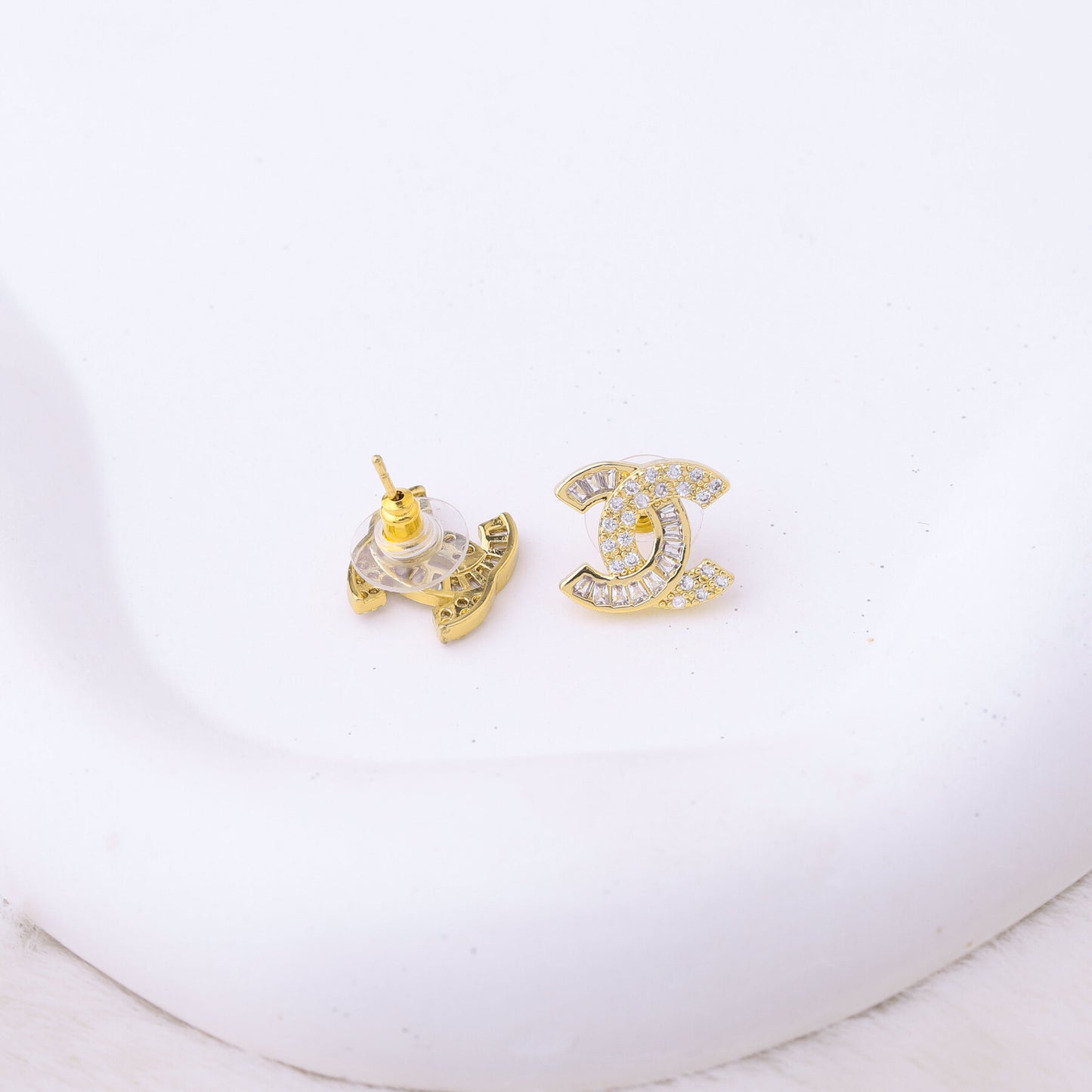 طقم شانيل – وردة قطعتين بزركون ذهبي 🌸💛