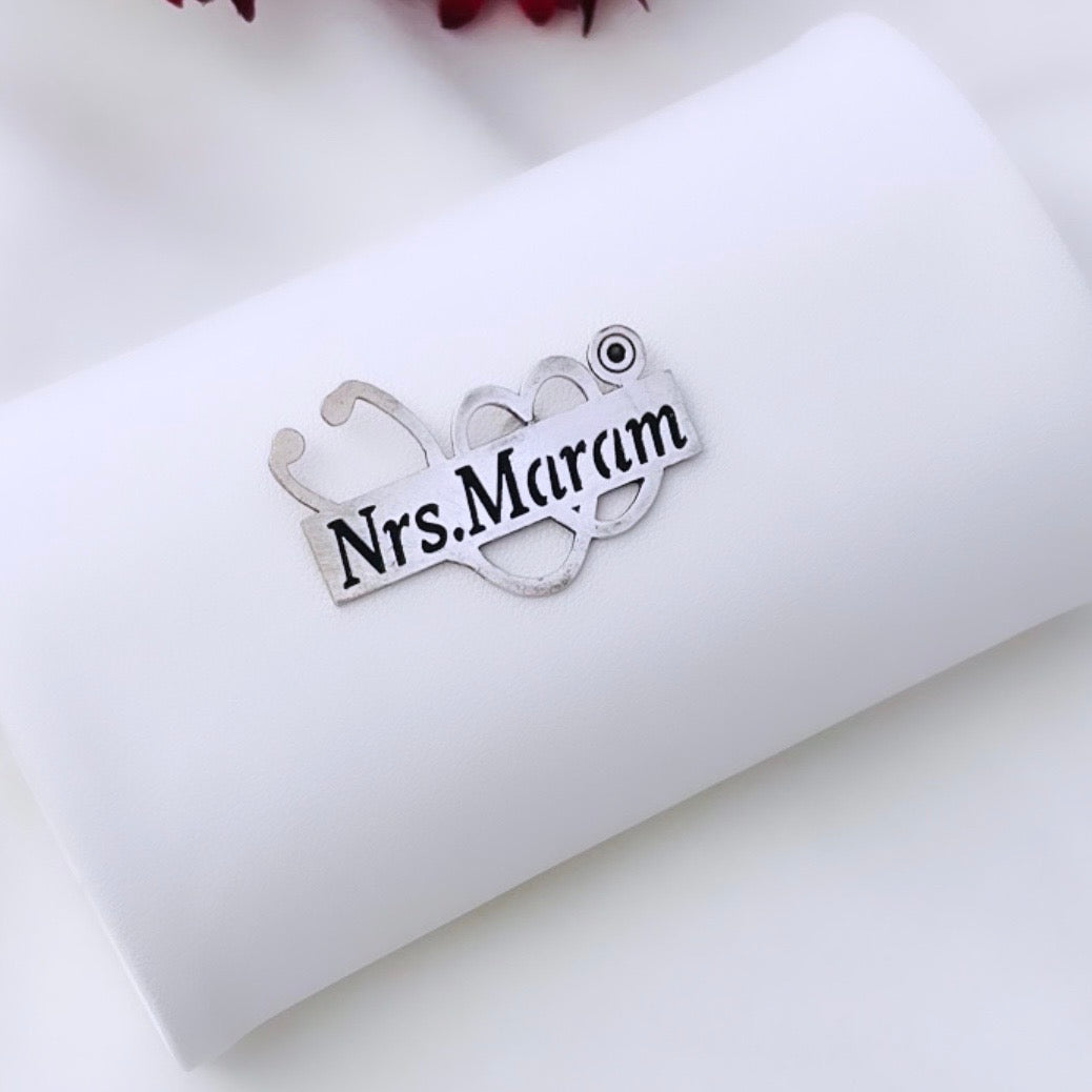 بروش فضة – تصميم مخصص لمهنة الطب 🩺💖