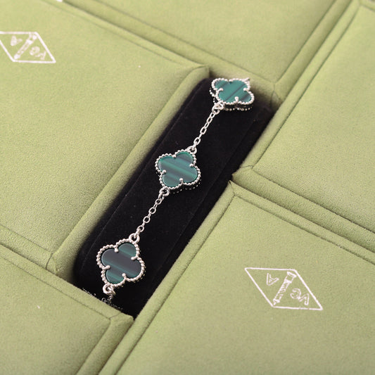 ✨ أسوارة فان كليف فضي وأخضر - (مُختم) ✨