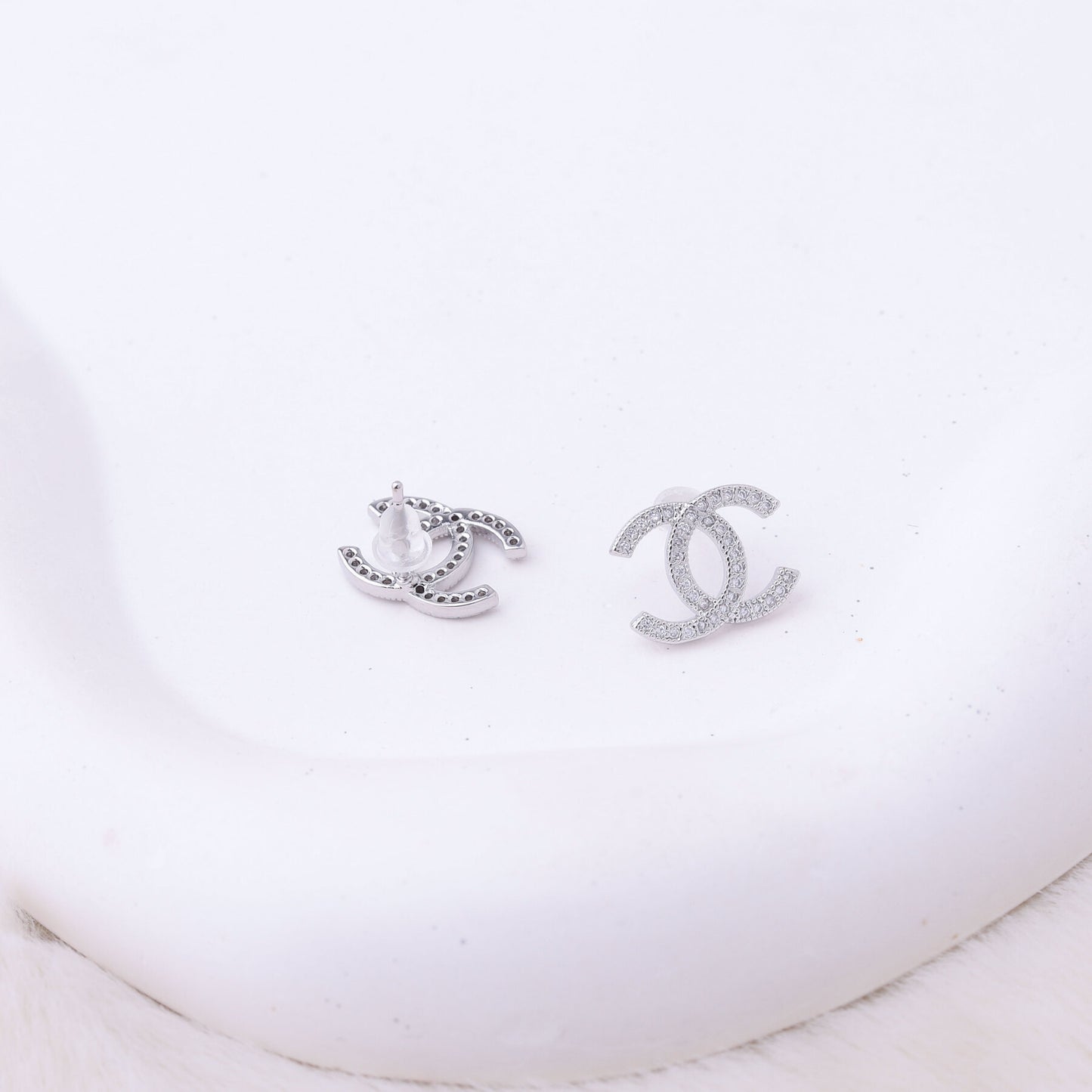 طقم شانيل – فضي ناعم مع لمسات زركون ✨