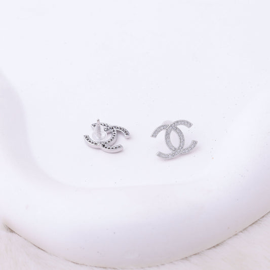 طقم شانيل – فضي ناعم مع لمسات زركون ✨