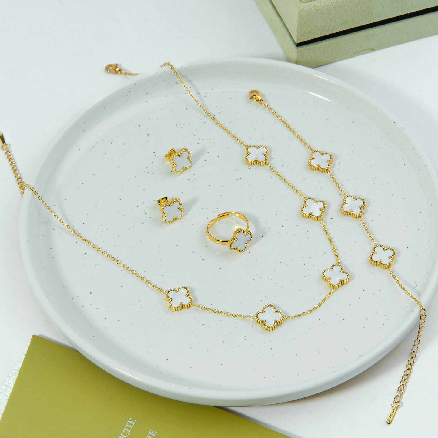 ✨ طقم فان كليف أبيض - 4 قطع ✨