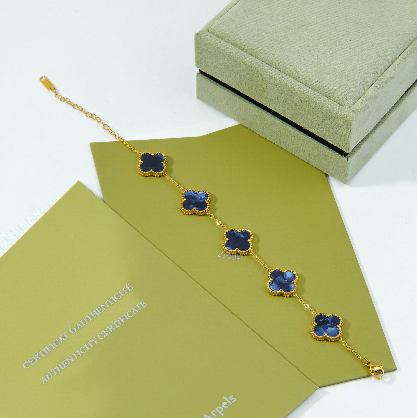 ✨ اسوارة فان كليف أزرق داكن مموج ستيل – عمق المحيط في لوحة أنيقة ✨