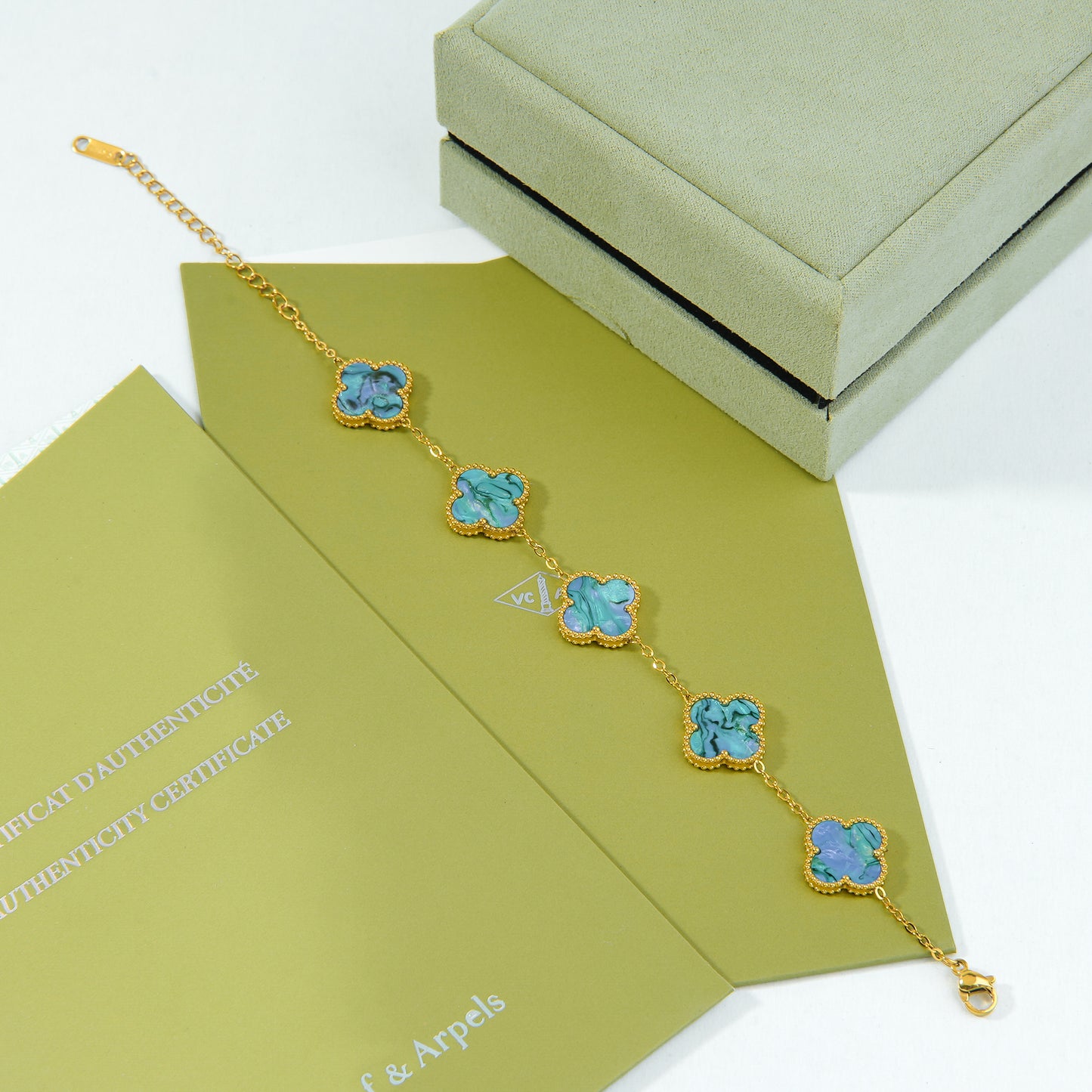 ✨ اسوارة فان كليف أزرق سماوي مموج ستيل – زرقة السماء في أناقة متدفقة ✨