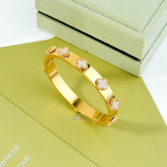 ✨ اسوارة فان كليف وردات أبيض – نقاء الأناقة في أبهى حُللها ✨