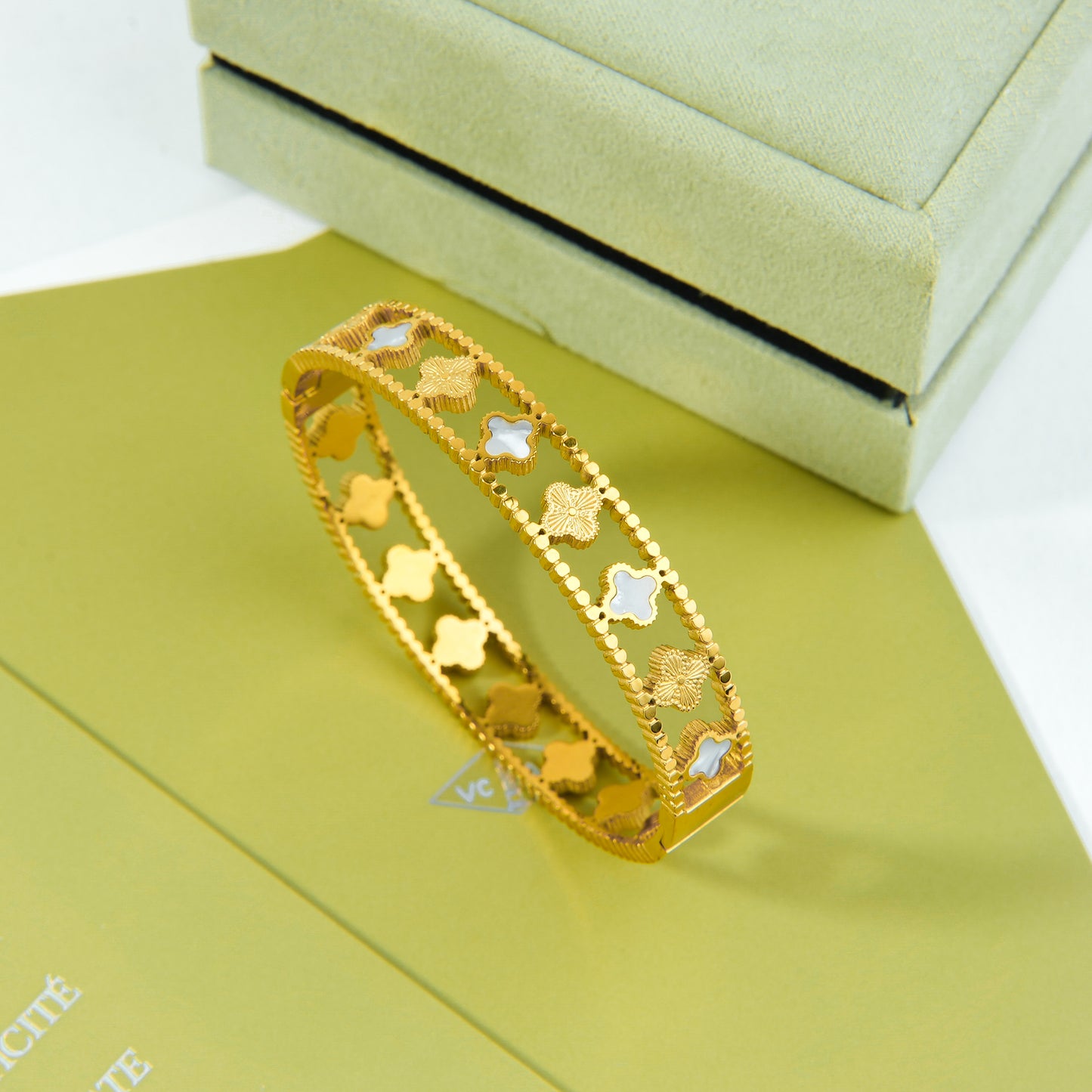 ✨ اسوارة فان كليف وردات مكس – أناقة تزهر على معصمك ✨