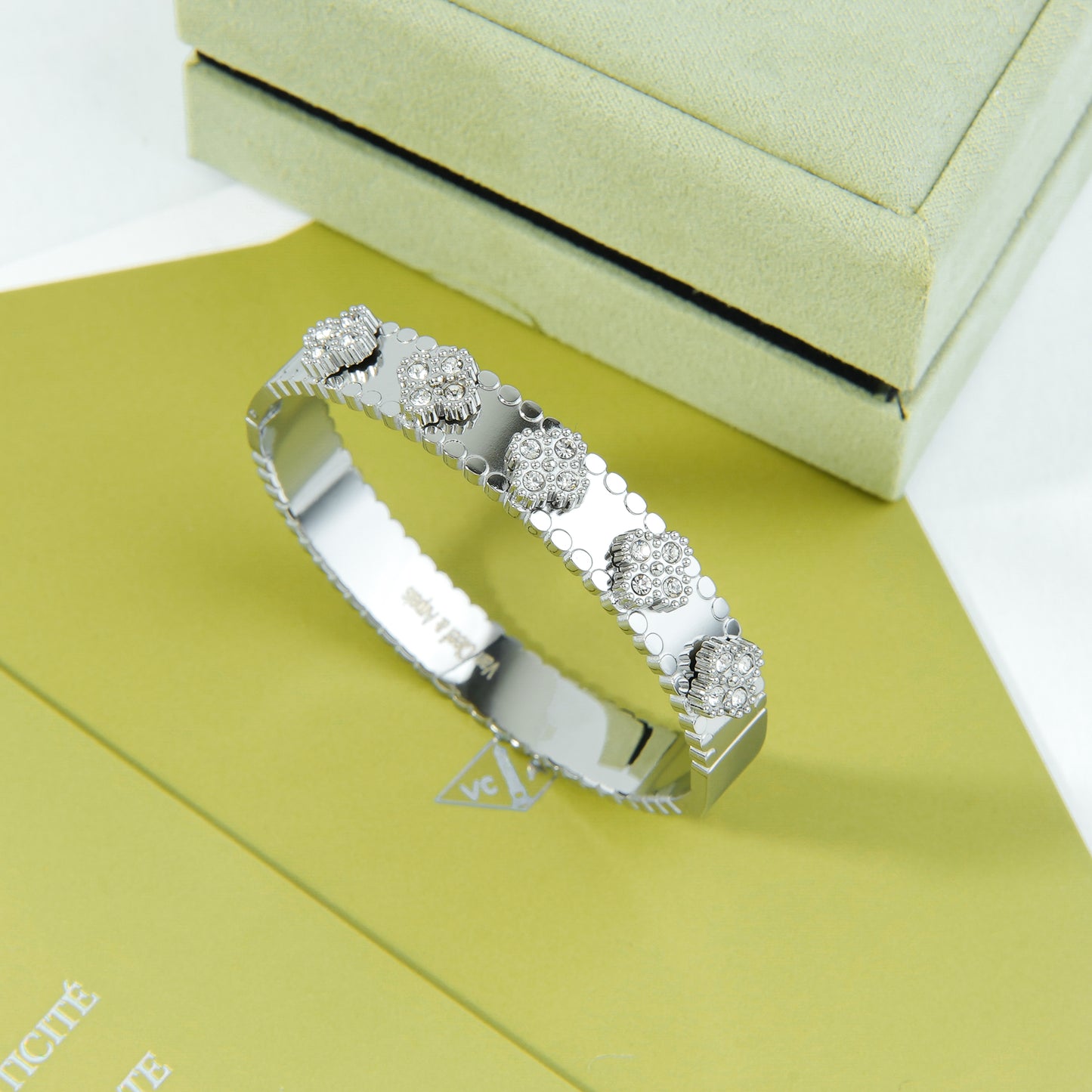 ✨ اسوارة فان كليف وردات زركون فضي – بريق القمر على معصمك ✨