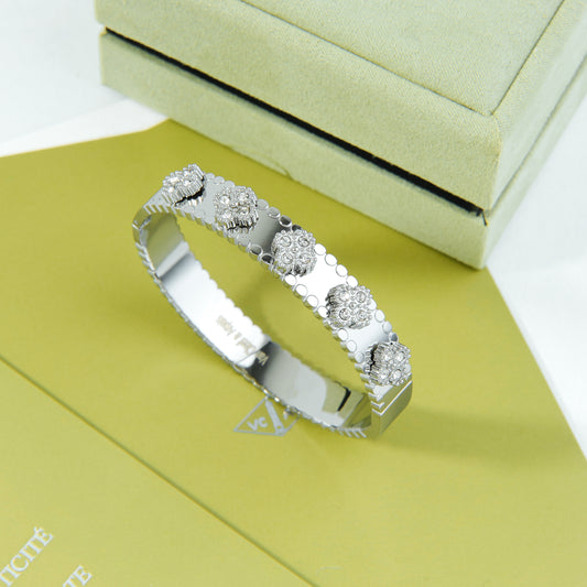 ✨ اسوارة فان كليف وردات زركون فضي – بريق القمر على معصمك ✨