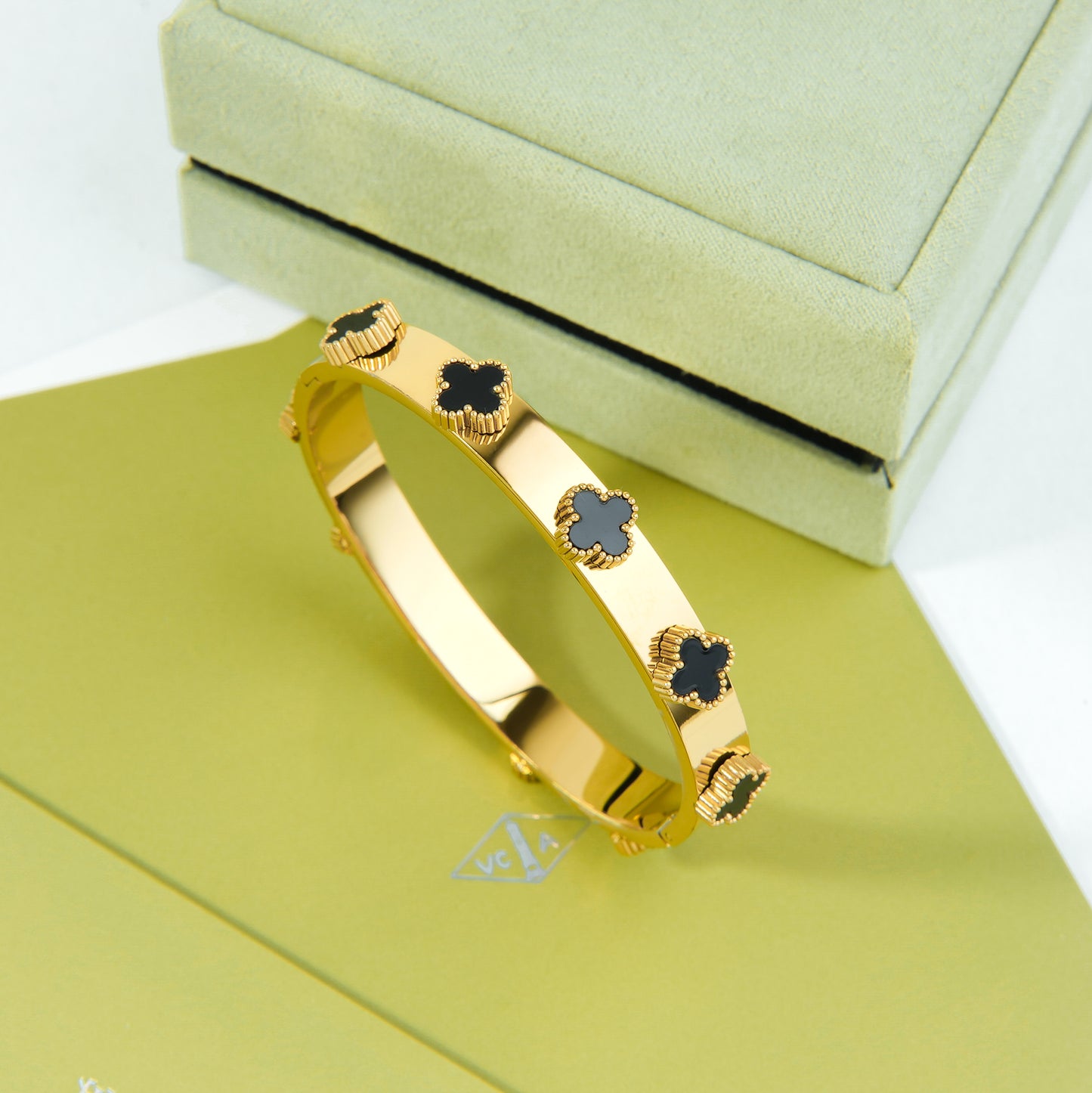 ✨ اسوارة فان كليف وردات أسود – غموض راقي بلمسة ملوكية ✨