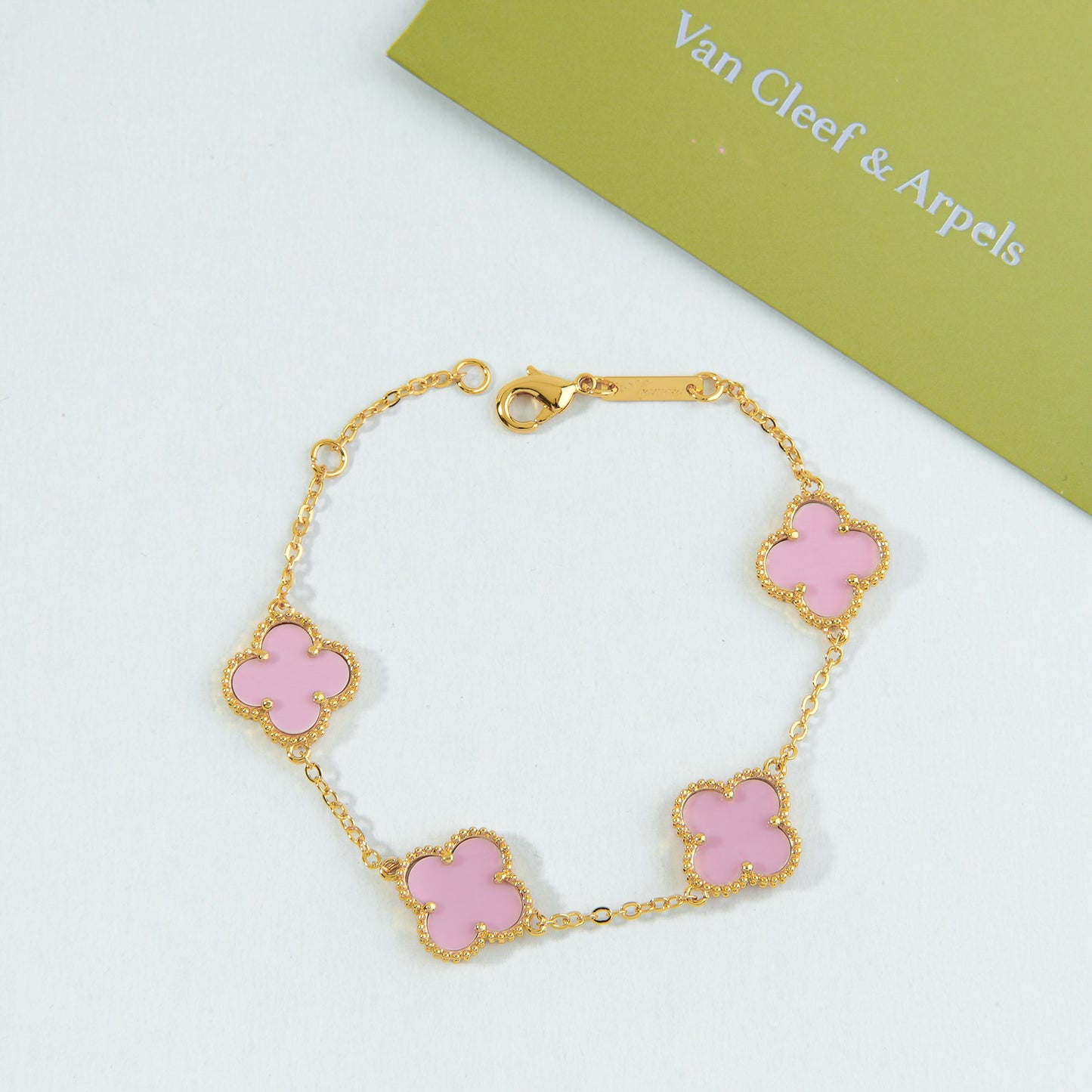 ✨ أسوارة فان كليف زهري وذهبي - (مُختم) ✨