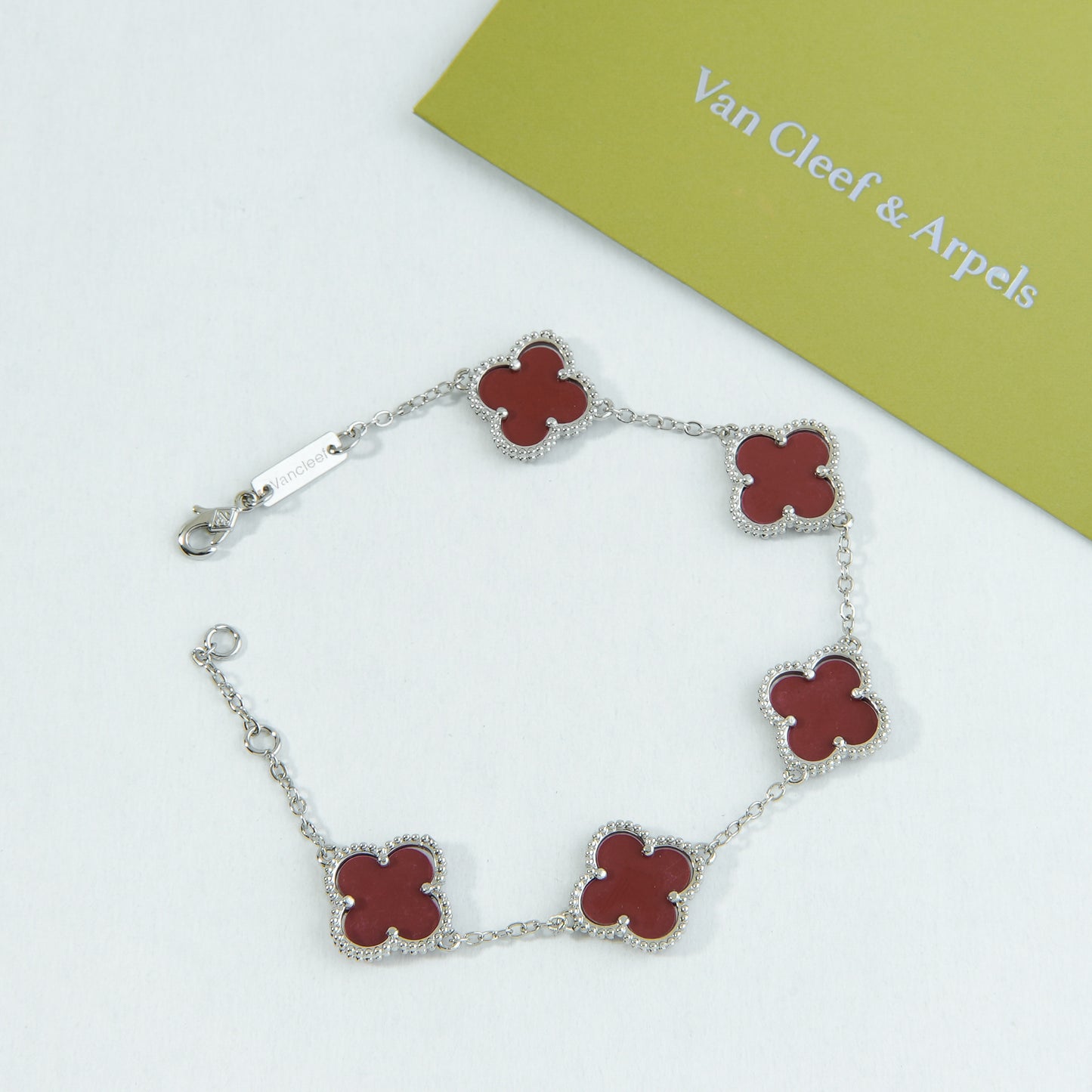 ✨ أسوارة فان كليف أحمر وفضي - (مُختم) ✨