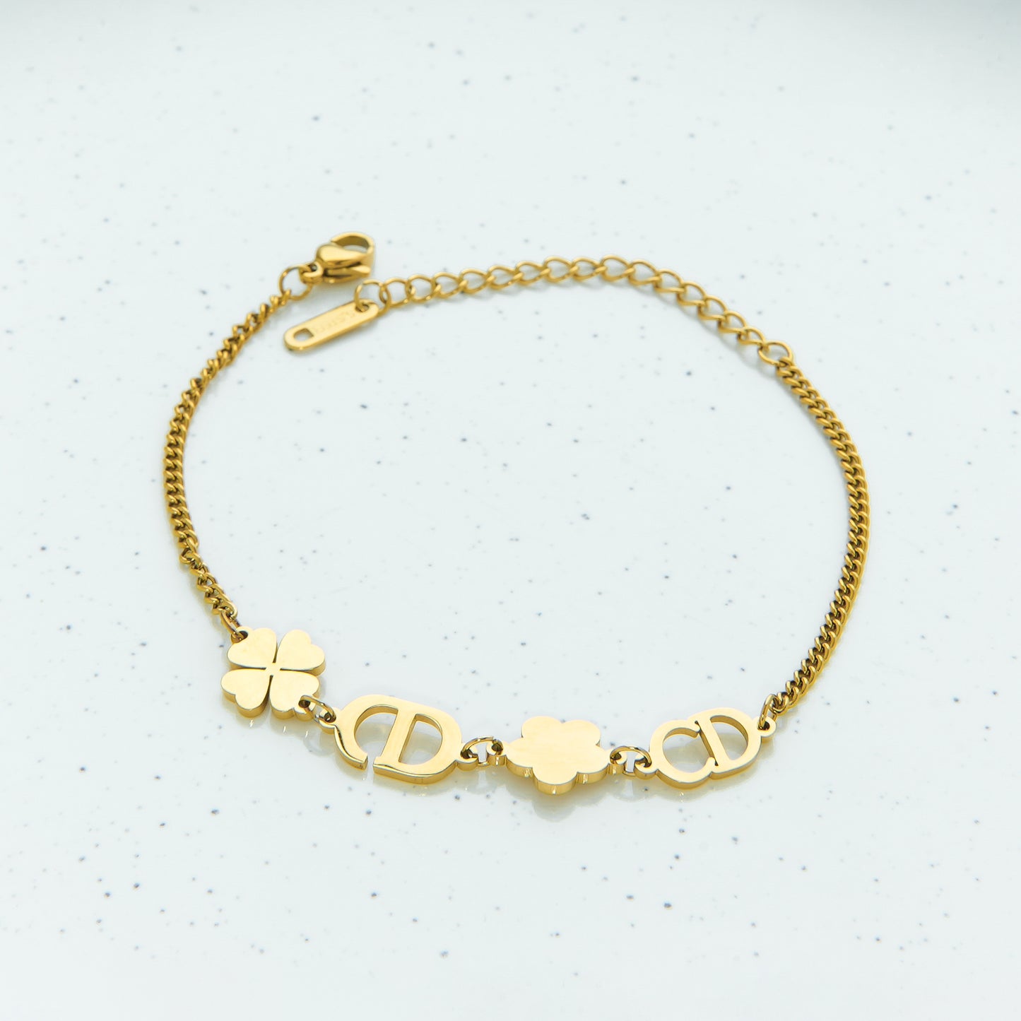 ✨ اسوارة كريستيان ديور CD – ذهبي فاخر ✨