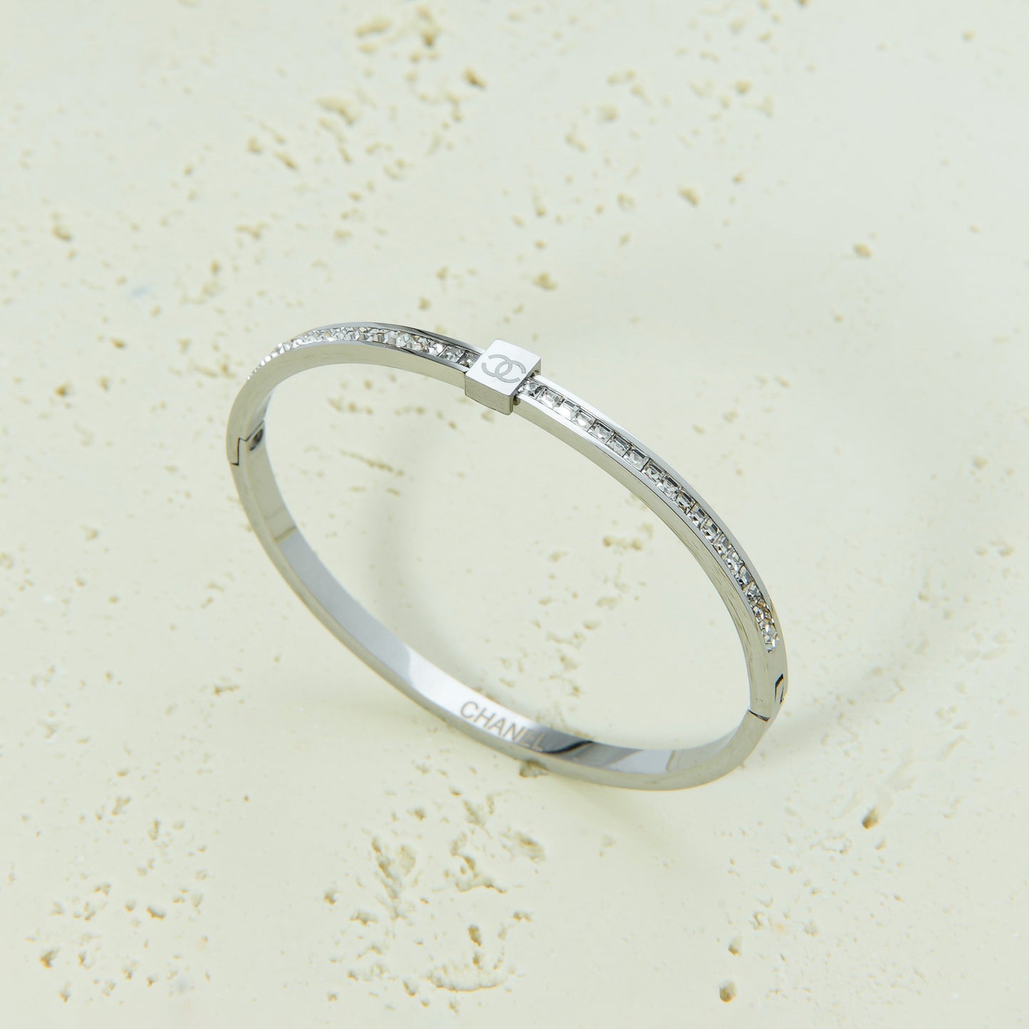 اسوارة شانيل Chanel – فضية رفيعة مع لمسات زركون ✨