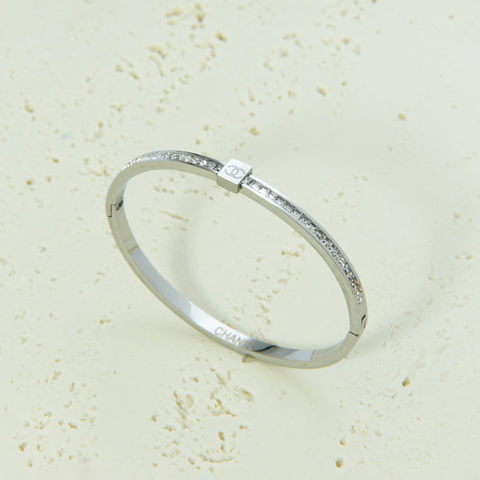 اسوارة شانيل Chanel – فضية رفيعة مع لمسات زركون ✨