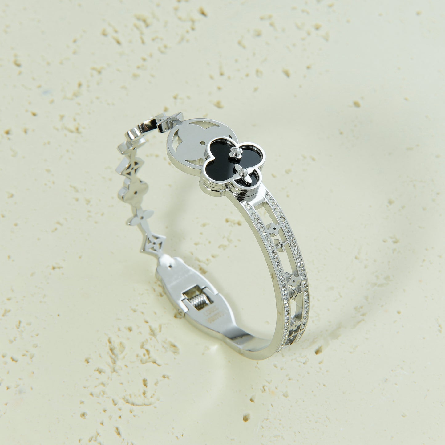 ✨ اسوارة لويس فيتون LV – وردة فضي فاخر ✨