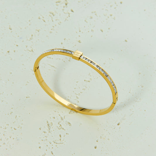 اسوارة شانيل Chanel – ذهبية رفيعة مع لمسات زركون 💛✨