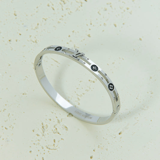 ✨ اسوارة لويس فيتون LV – فضي بزركون فاخر ✨