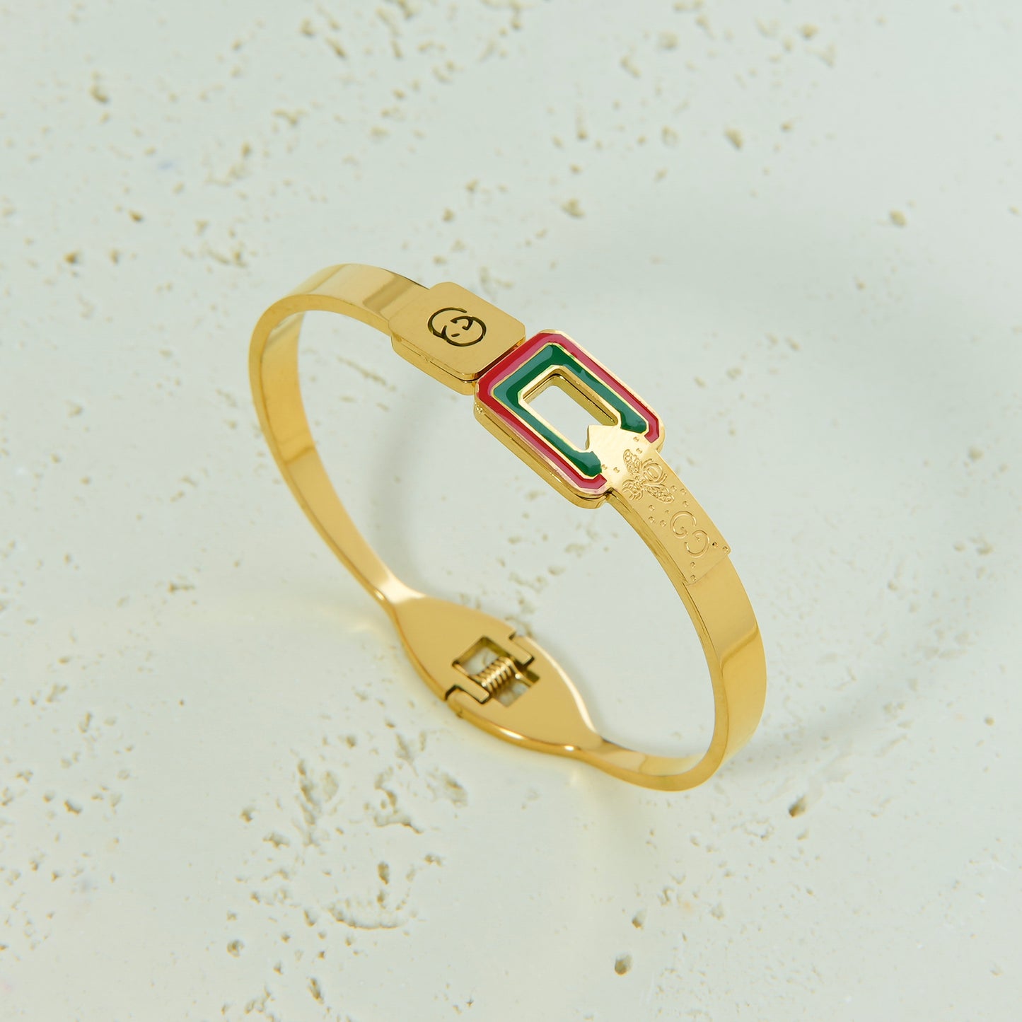 أسوارة Gucci – مربع ذهبي ✨💛