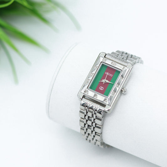 ساعة GUCCI – فضي مع لمسات أخضر وأحمر ⌚💚❤️