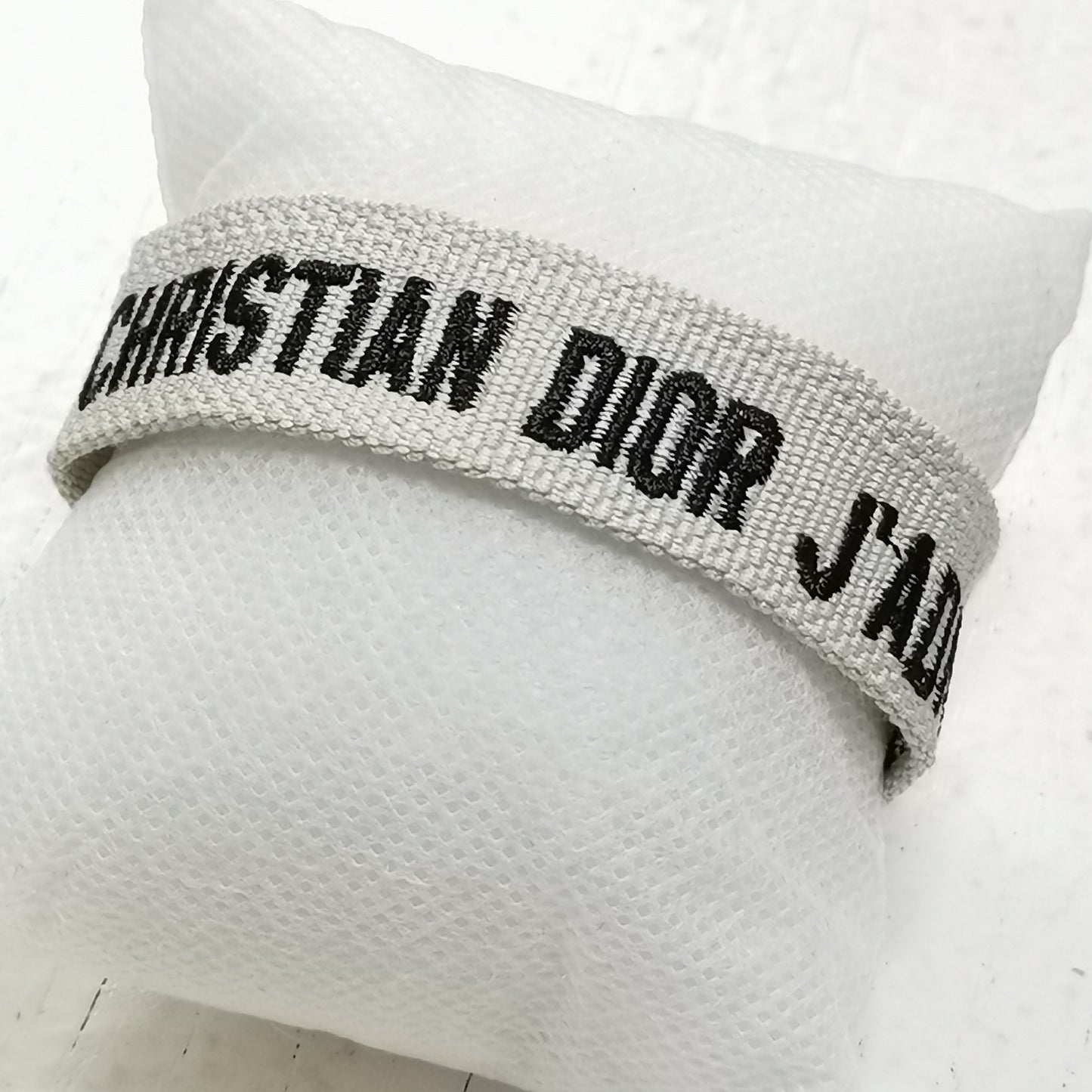 ✨ اسوارة خيط – ديور Dior رمادي أسود ✨