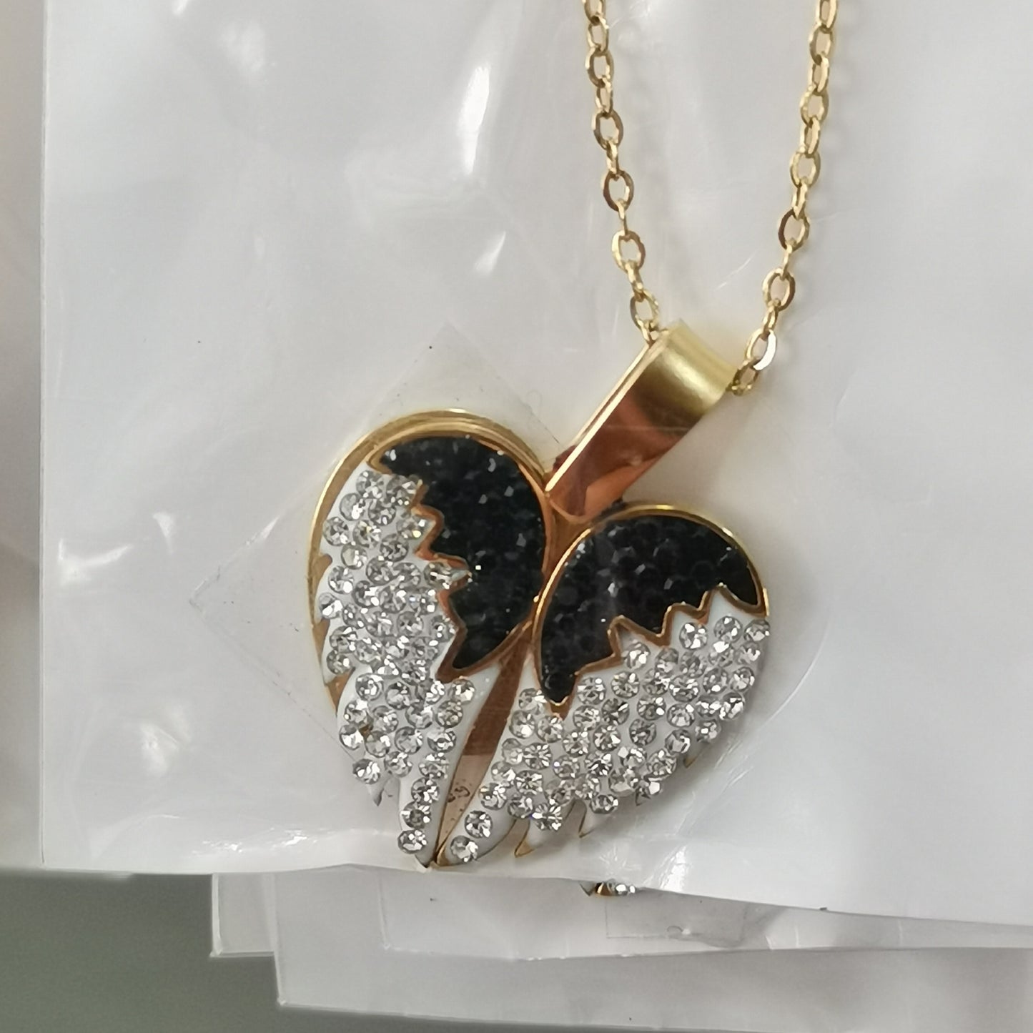 سنسال قلب بأجنحة سادة – مكس ❤️🤍🖤