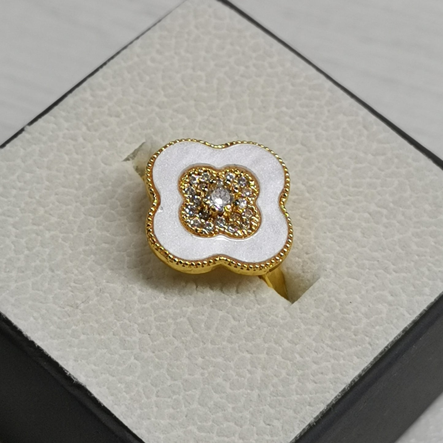 ✨ خاتم وردة فان كليف أبيض ✨