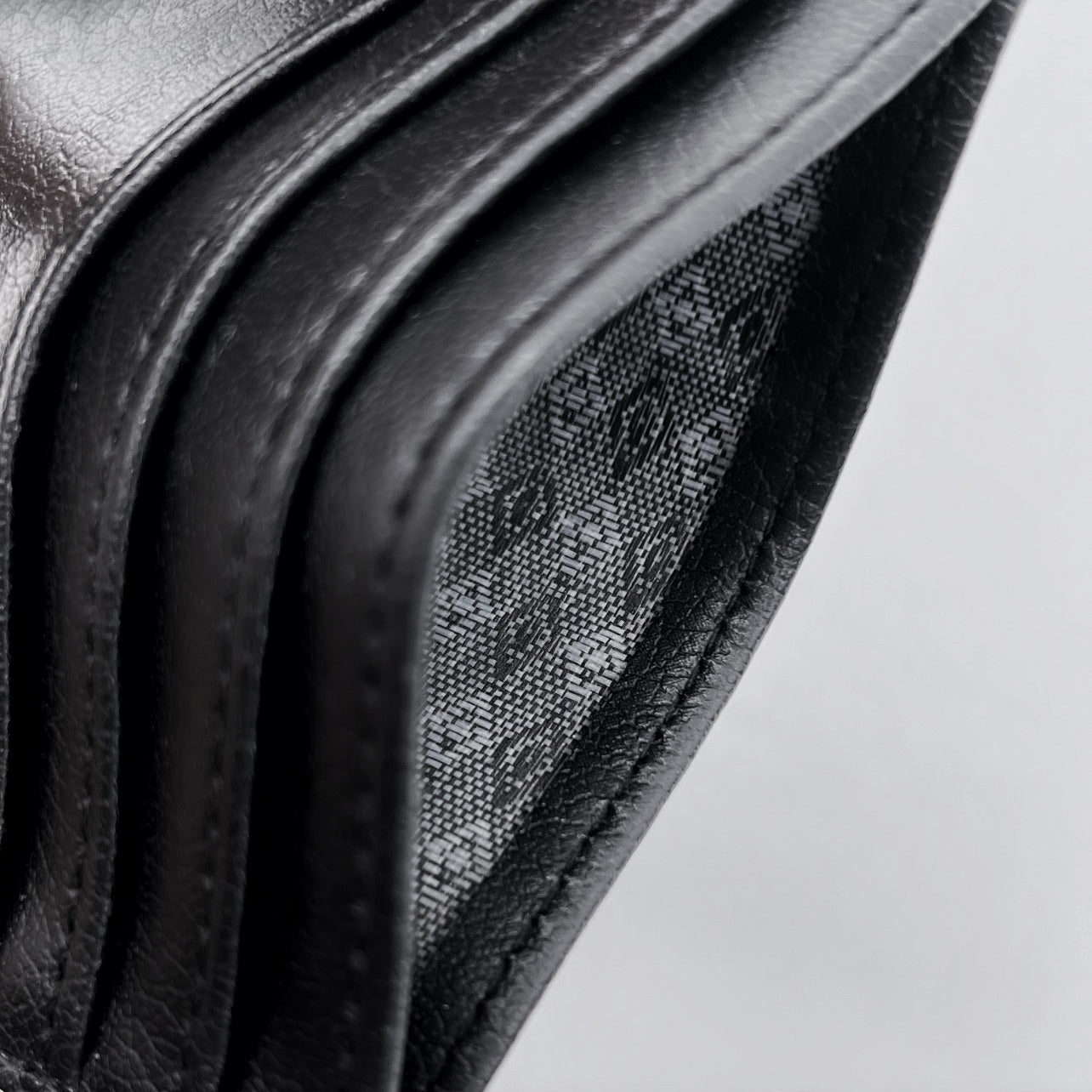 جزدان جلد طبيعي – تصميم خاص للفيزا وبطاقاتك – لون أسود فاخر 💳🖤