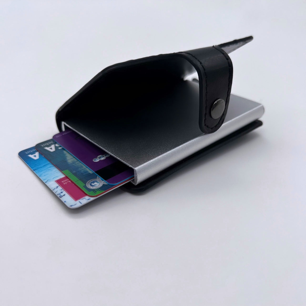 جزدان جلد طبيعي – تصميم خاص للبطاقات 💳