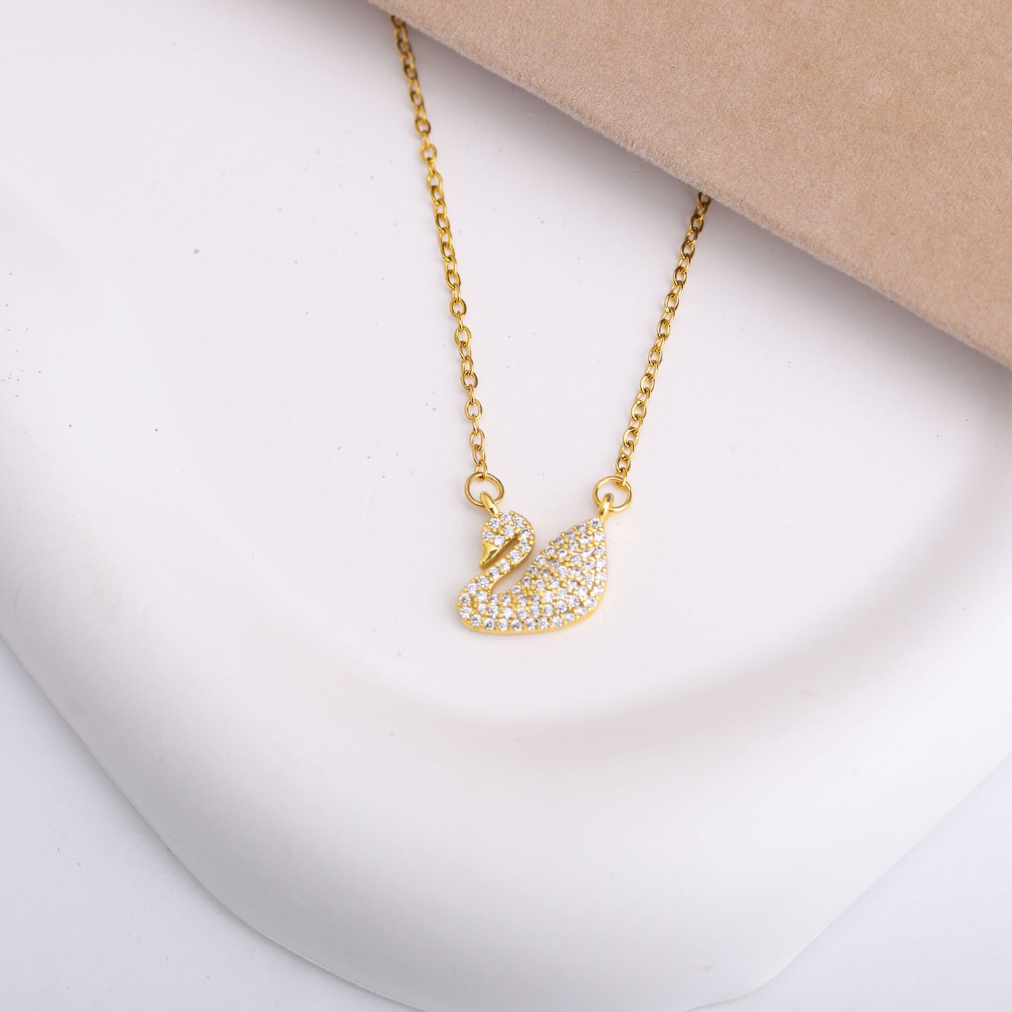 طقم Swarovski – زركون ذهبي ✨💛