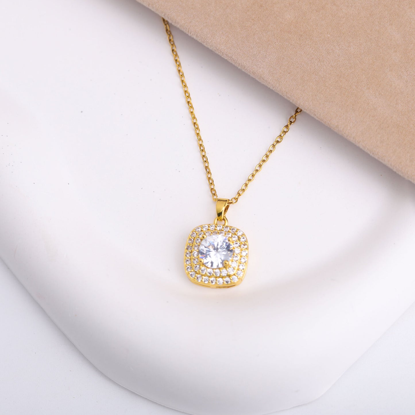 ✨ طقم لازوردي – مربع 3 قطع ذهبي مرصع بالزركون ✨