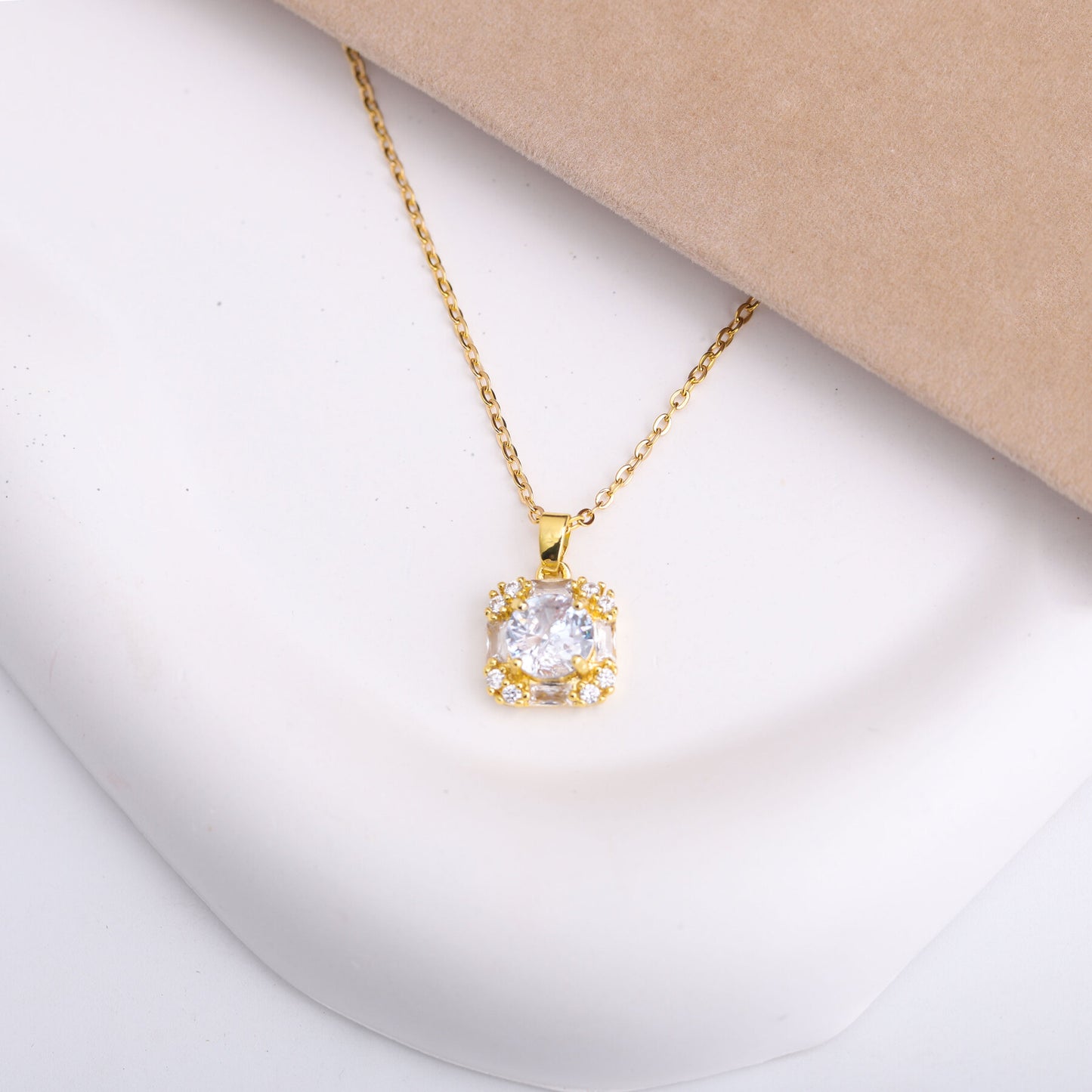 ✨ طقم لازوردي – مربع 3 قطع ذهبي فل زركون ✨