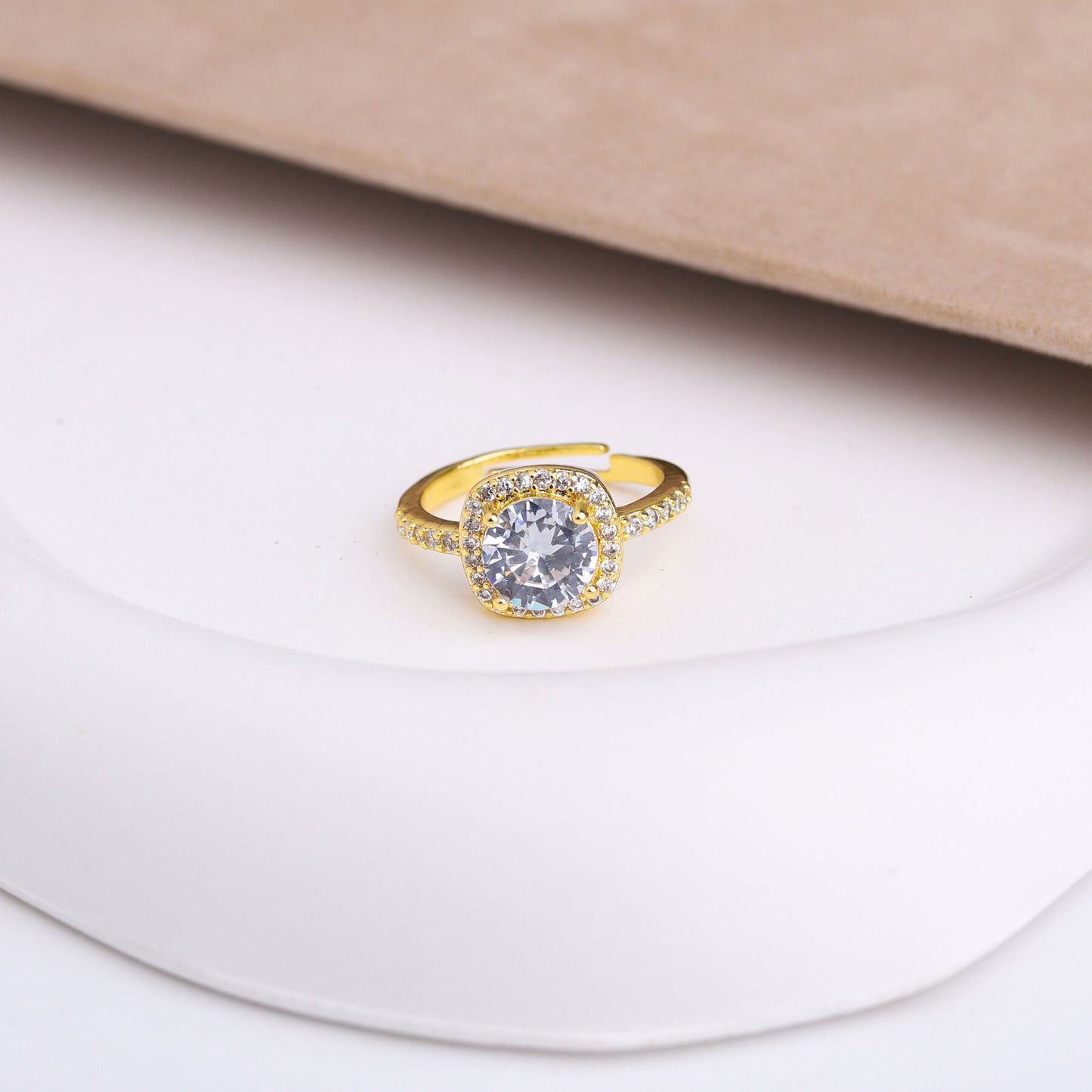 ✨ طقم لازوردي – مربع 3 قطع ذهبي فل زركون ✨