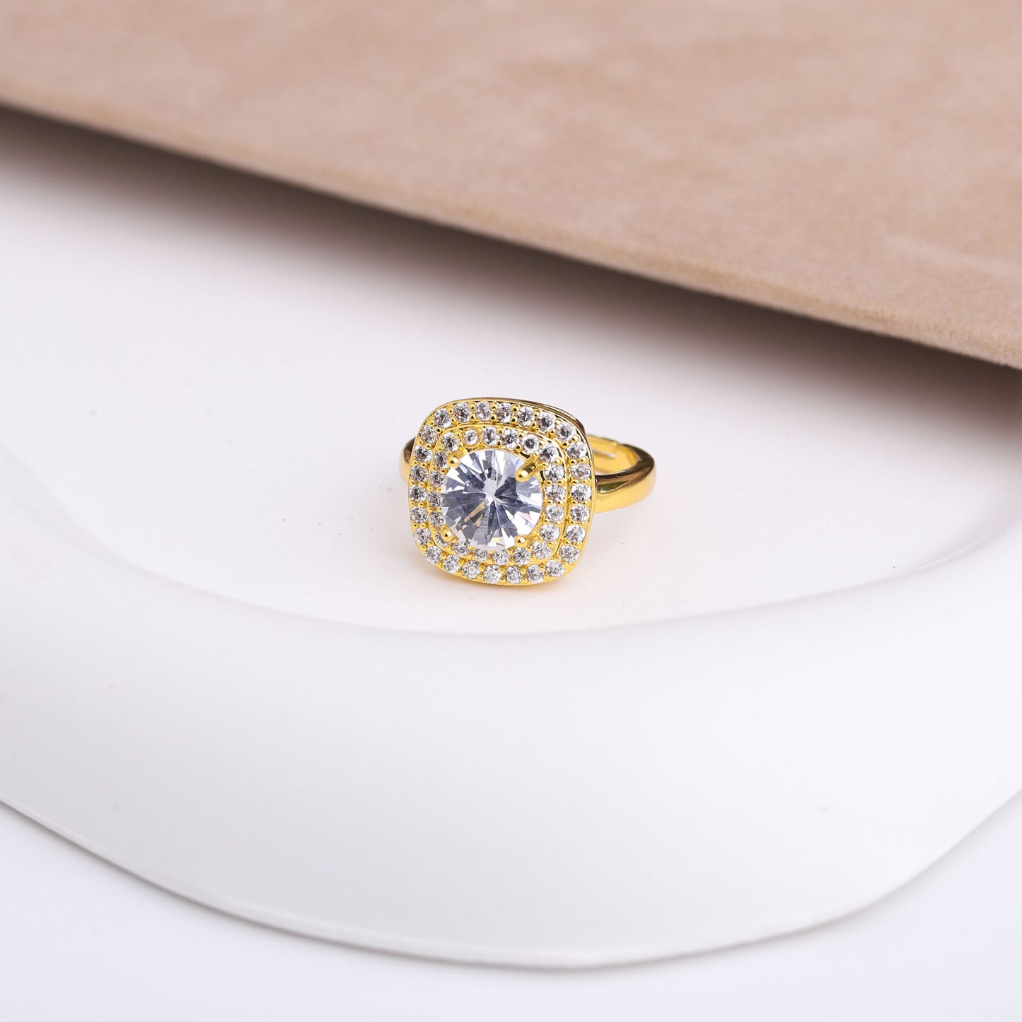 ✨ طقم لازوردي – مربع 3 قطع ذهبي مرصع بالزركون ✨