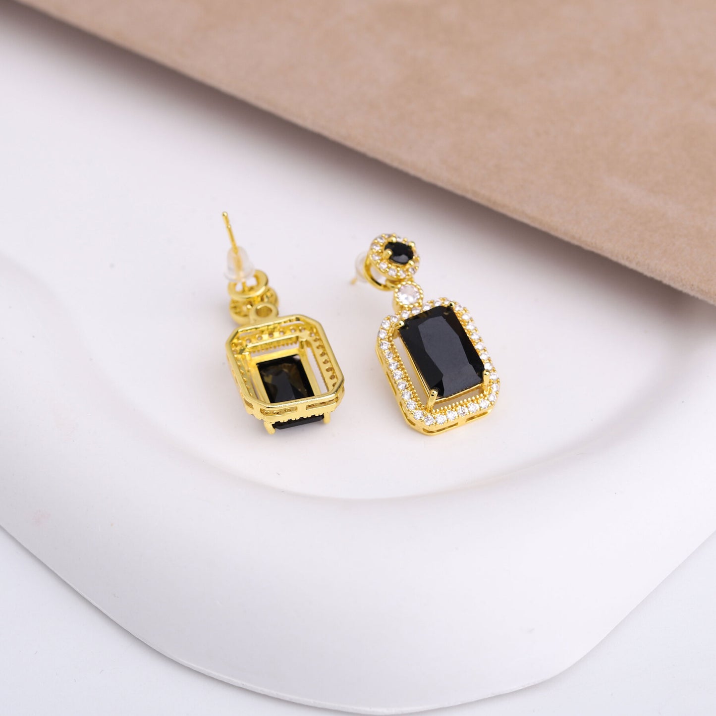 ✨ طقم لازوردي – 3 قطع ذهبي بزركون أسود ✨