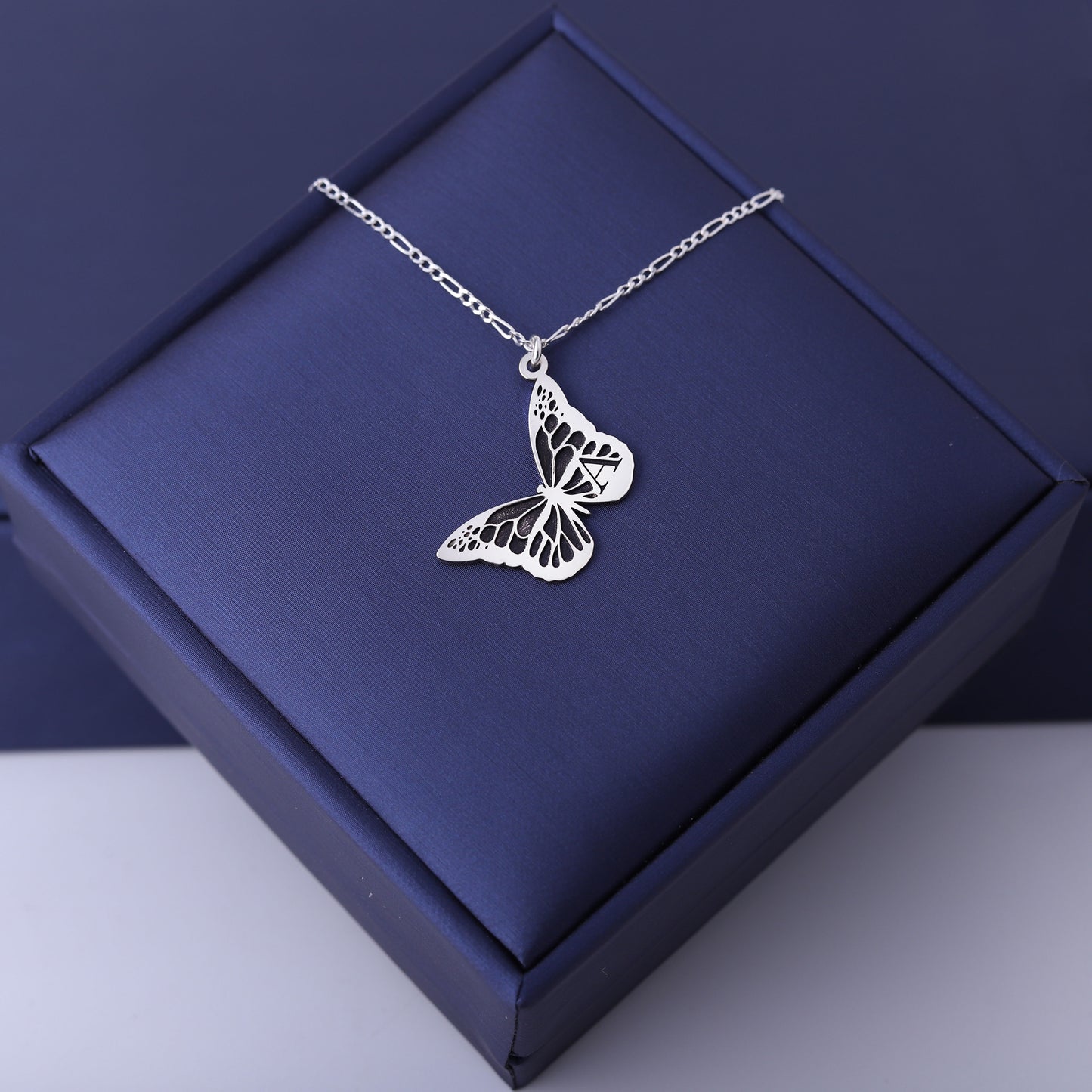 سنسال فضة تفصيل فراشة – رمز الحرية والجمال 🦋