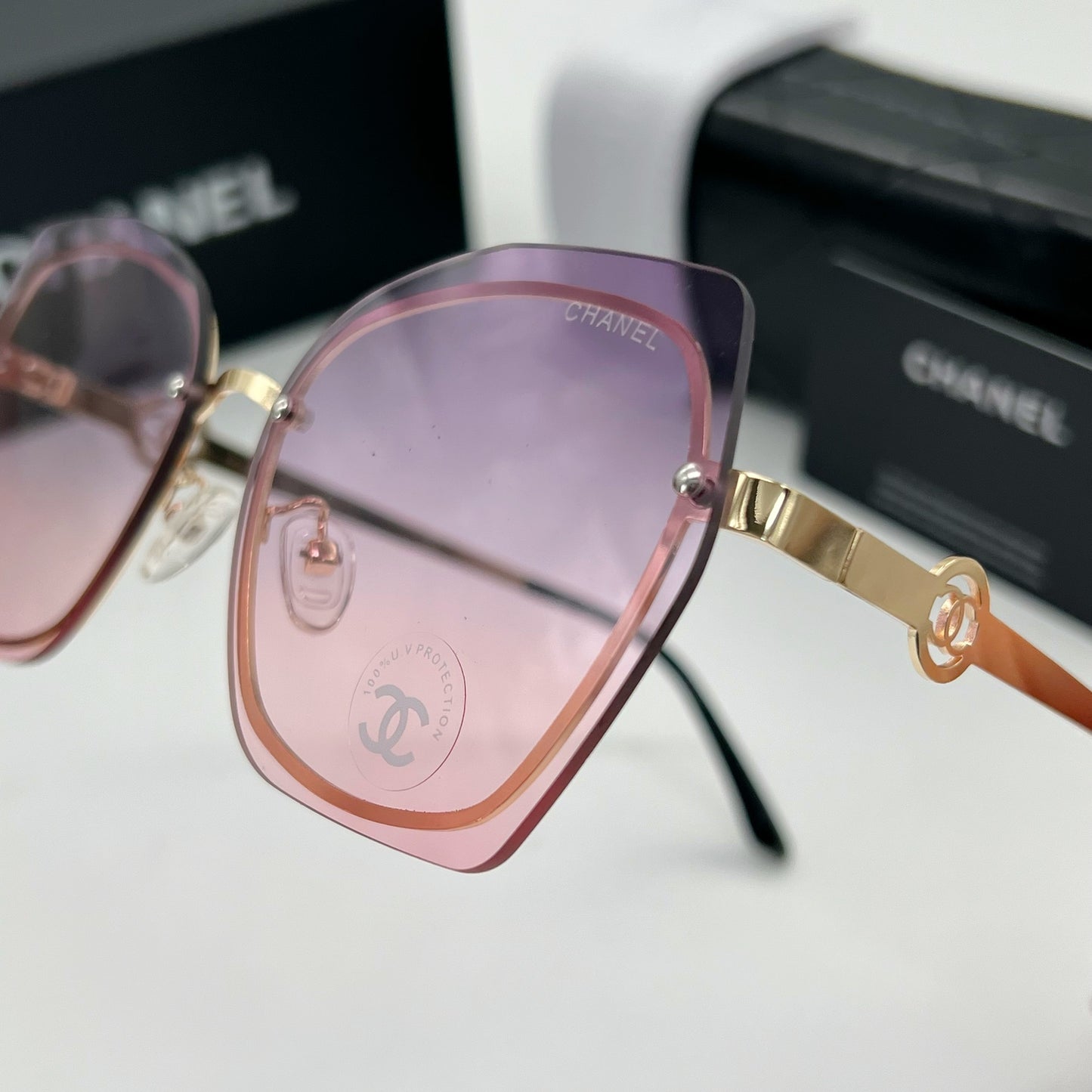 نظارة شمسية شانيل – لون زهري 😎🌸