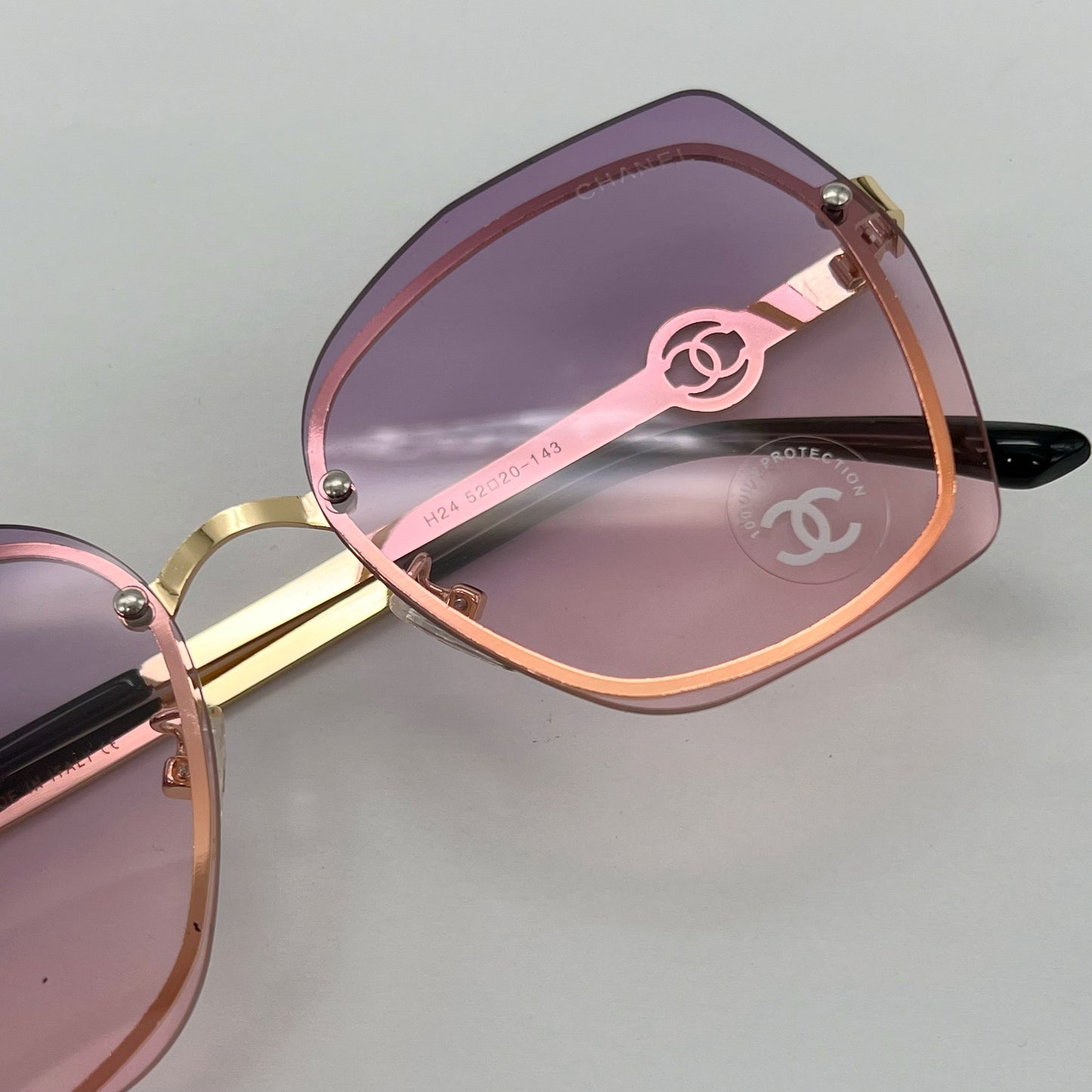 نظارة شمسية شانيل – لون زهري 😎🌸