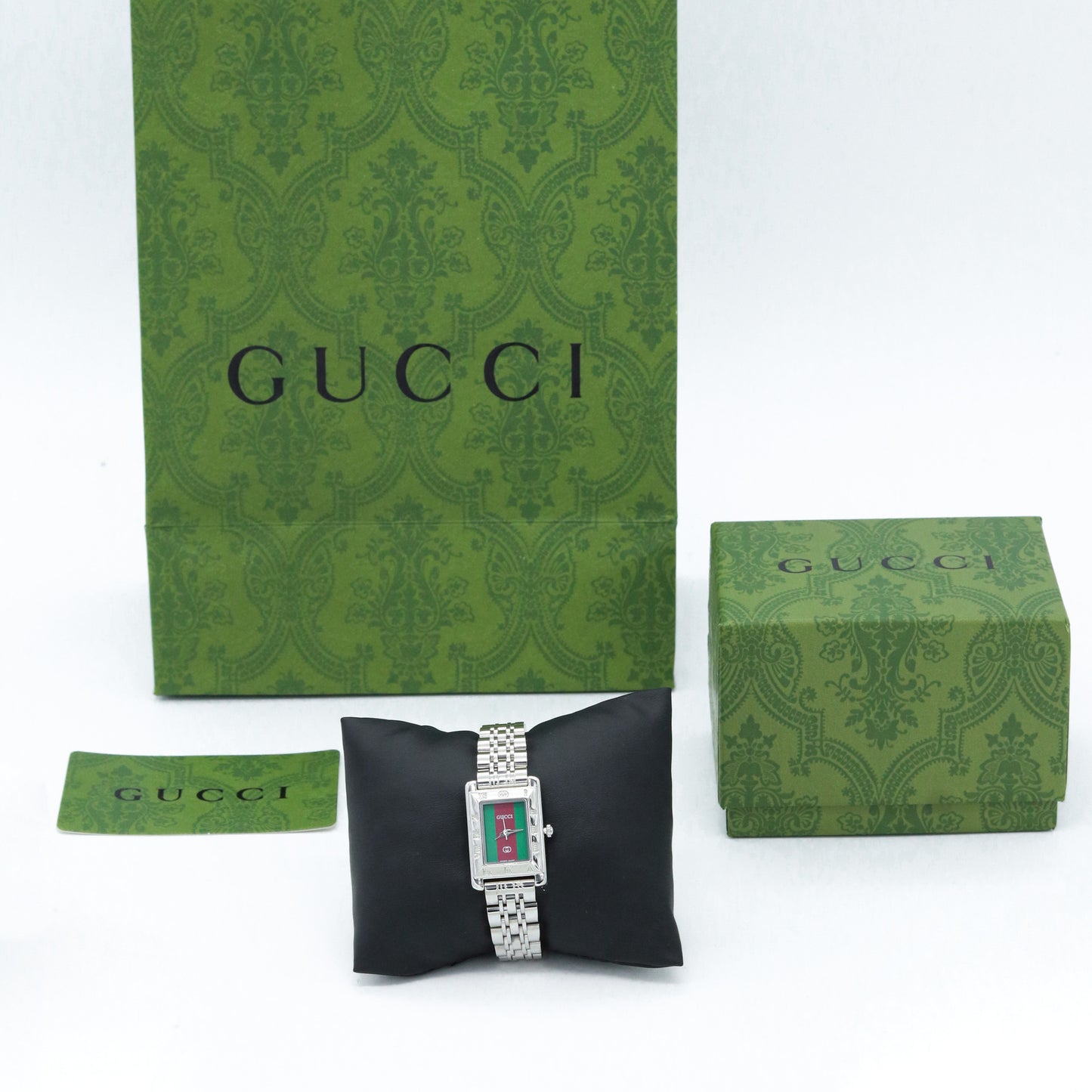 ساعة GUCCI – فضي مع لمسات أخضر وأحمر ⌚💚❤️