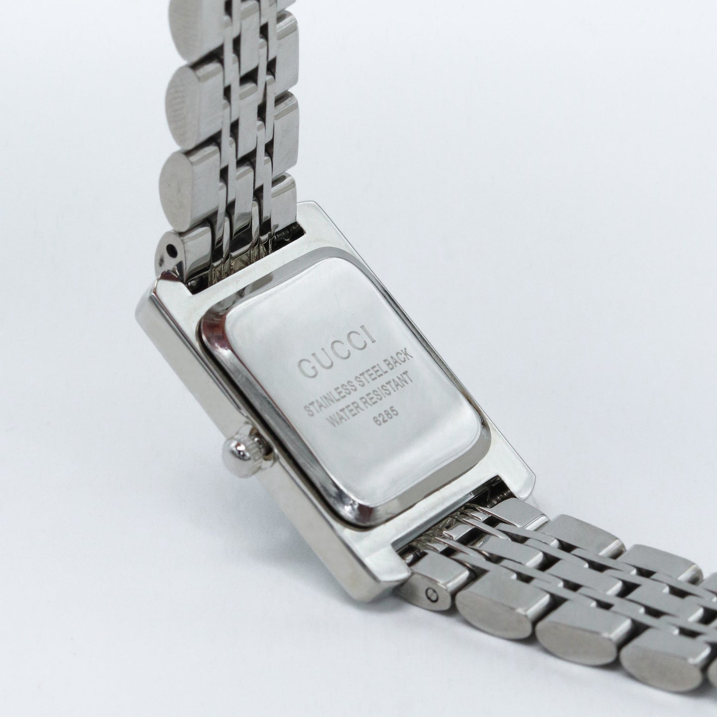 ساعة GUCCI – فضي مع لمسات أخضر وأحمر ⌚💚❤️